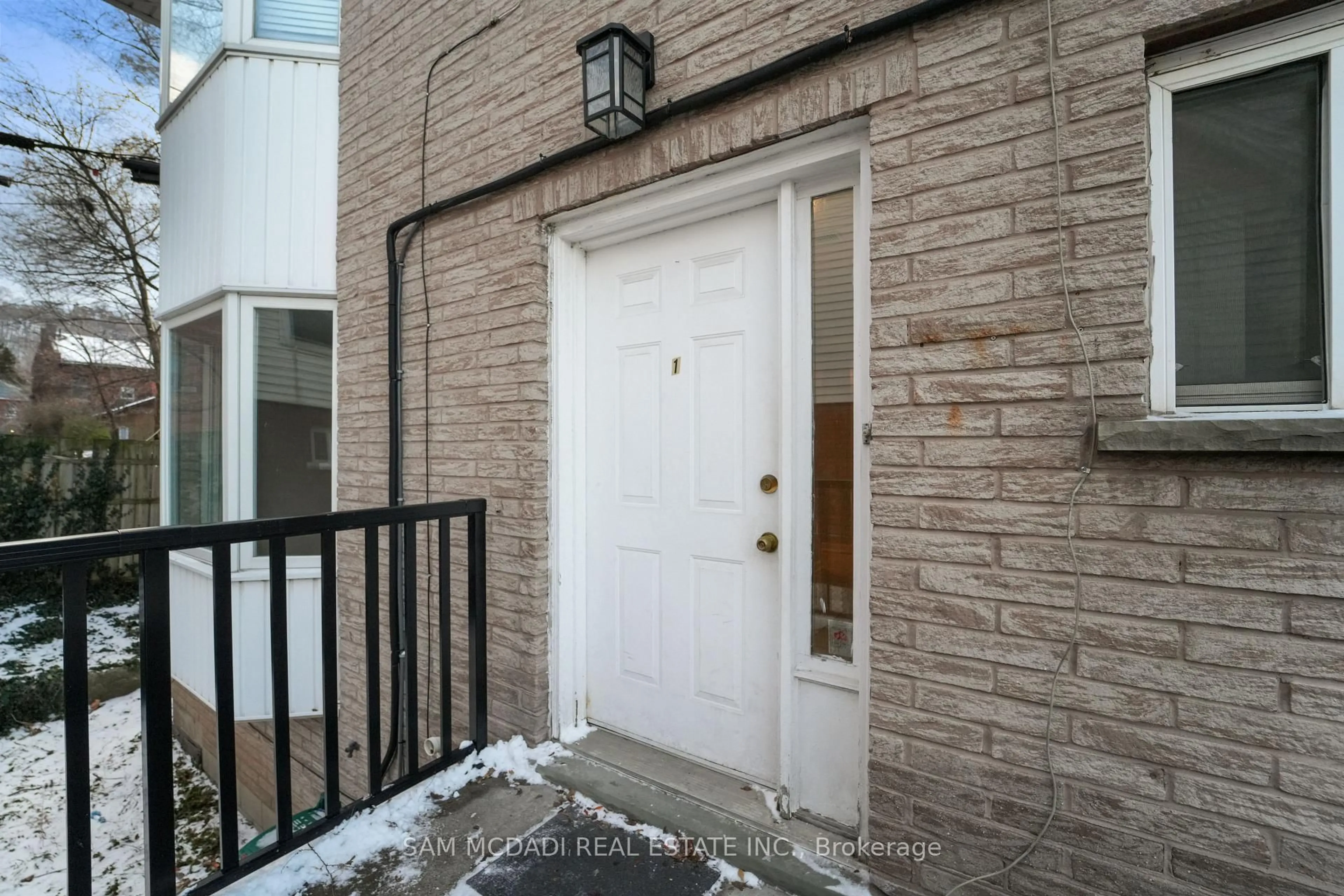 Indoor entryway for 90 Tisdale St, Hamilton Ontario L8N 2W2