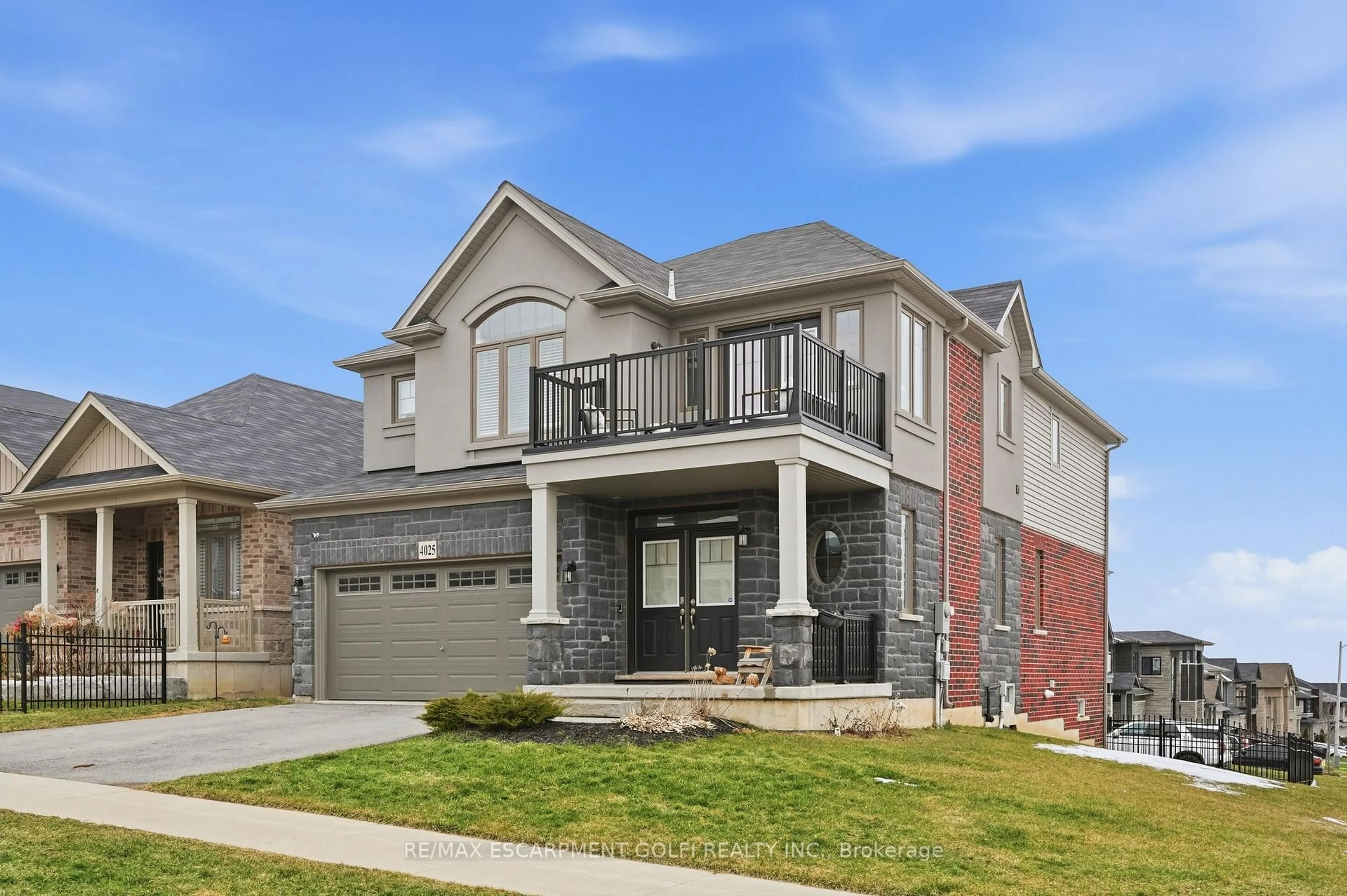 Home with brick exterior material, street for 4025 Highland Park Dr, Lincoln Ontario L3J 0S9