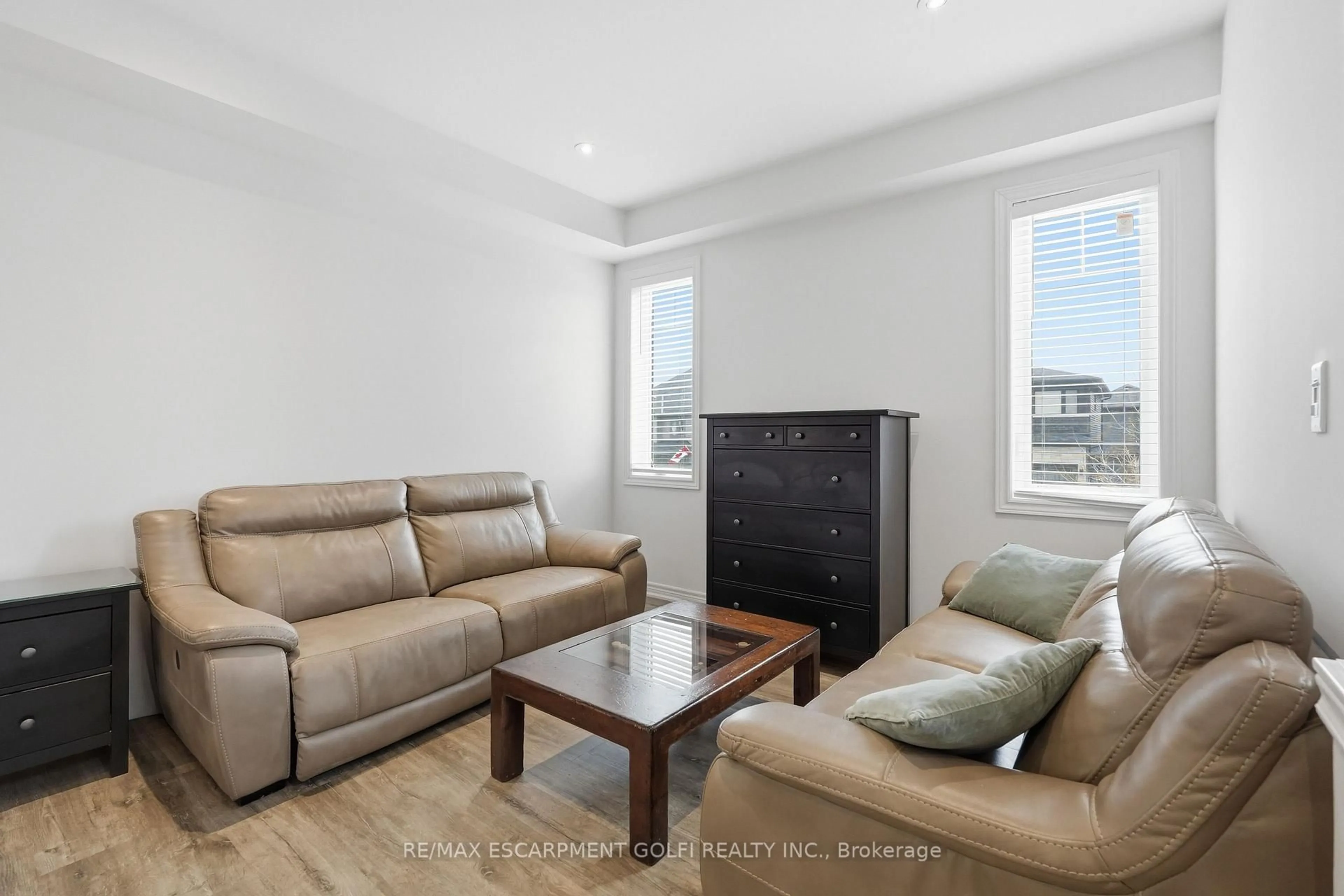 Living room with furniture, wood/laminate floor for 4025 Highland Park Dr, Lincoln Ontario L3J 0S9