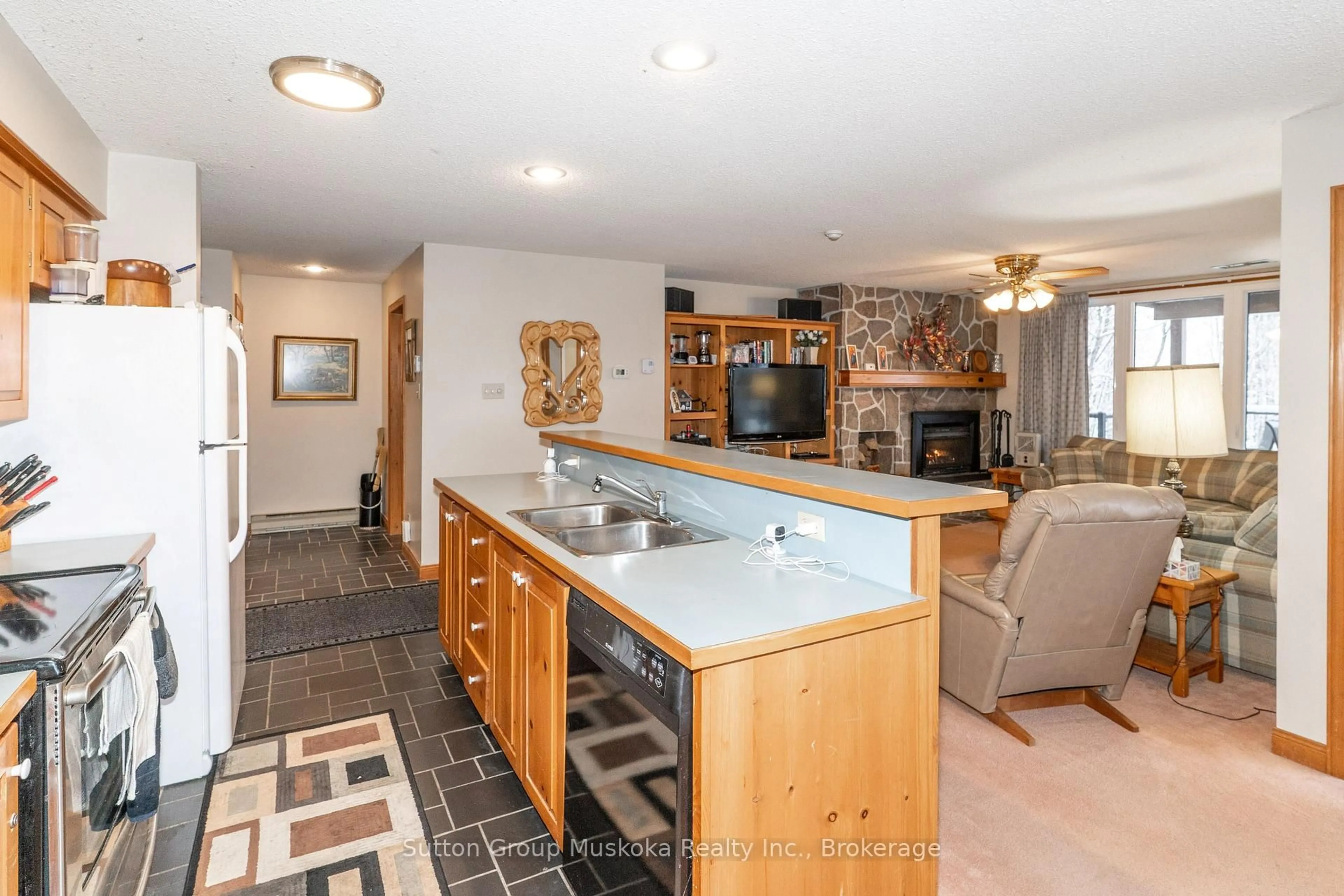 Open concept kitchen, ceramic/tile floor for 22-102 Oakridge - Deerhurst Resort Dr, Huntsville Ontario P1H 2E8