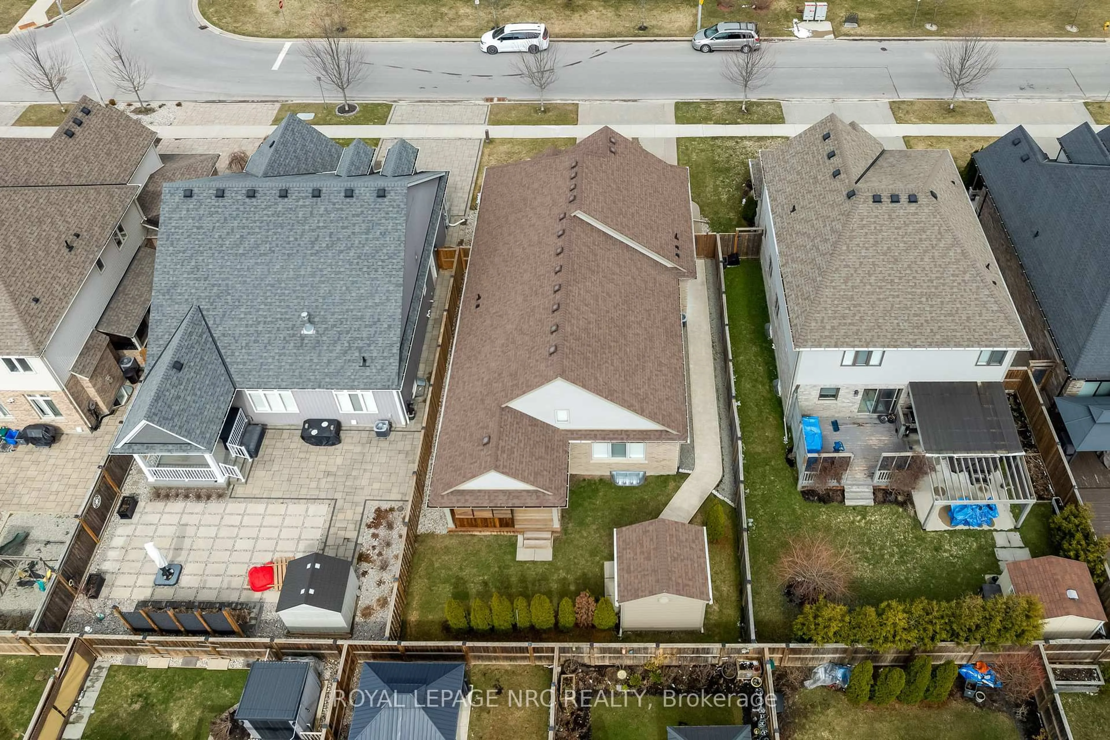 A pic from outside/outdoor area/front of a property/back of a property/a pic from drone, street for 25 Mcfarland St, Thorold Ontario L2V 0E2