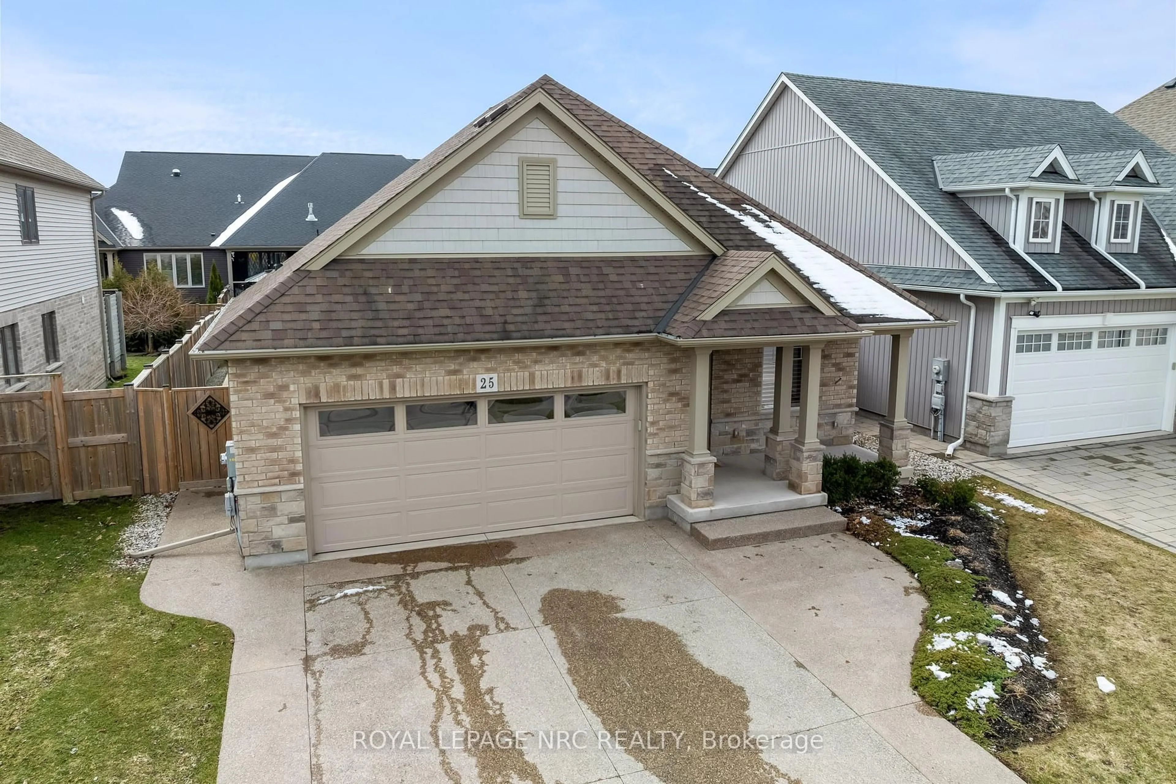 A pic from outside/outdoor area/front of a property/back of a property/a pic from drone, street for 25 Mcfarland St, Thorold Ontario L2V 0E2