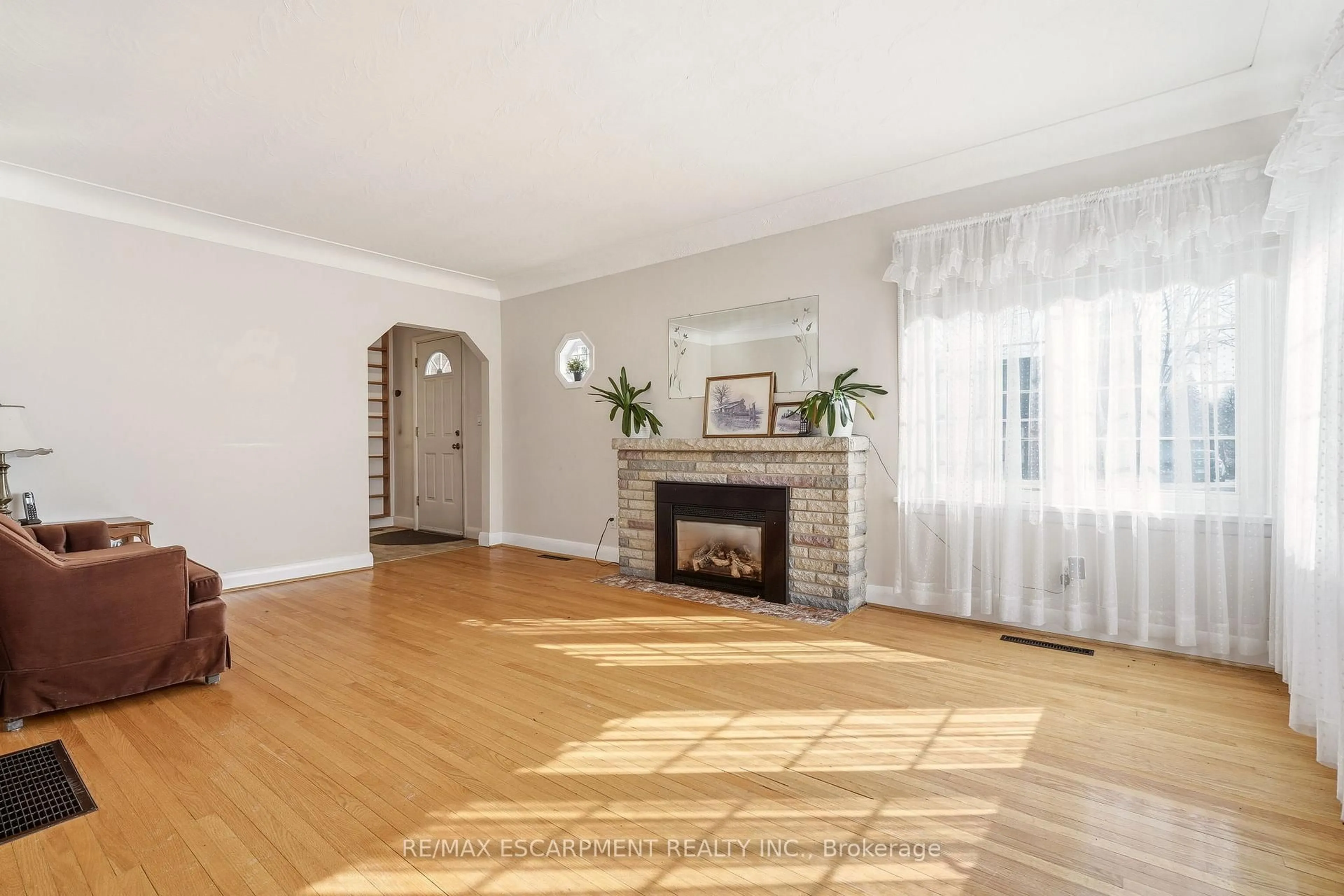 Living room with furniture, wood/laminate floor for 192 Ewen Rd, Hamilton Ontario L8S 3C9