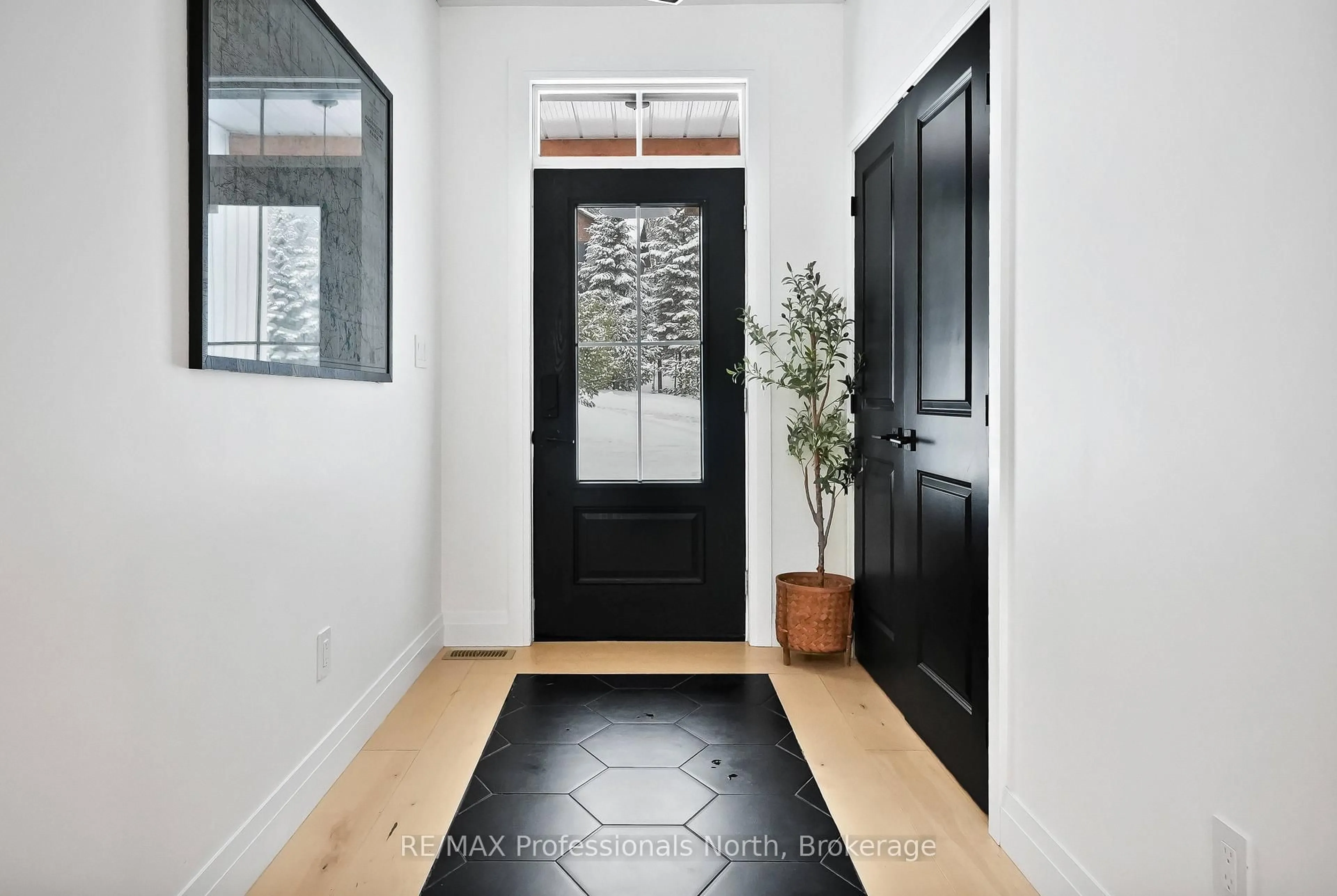 Indoor entryway for 195 Lakeview St, Dysart et al Ontario K0M 1S0