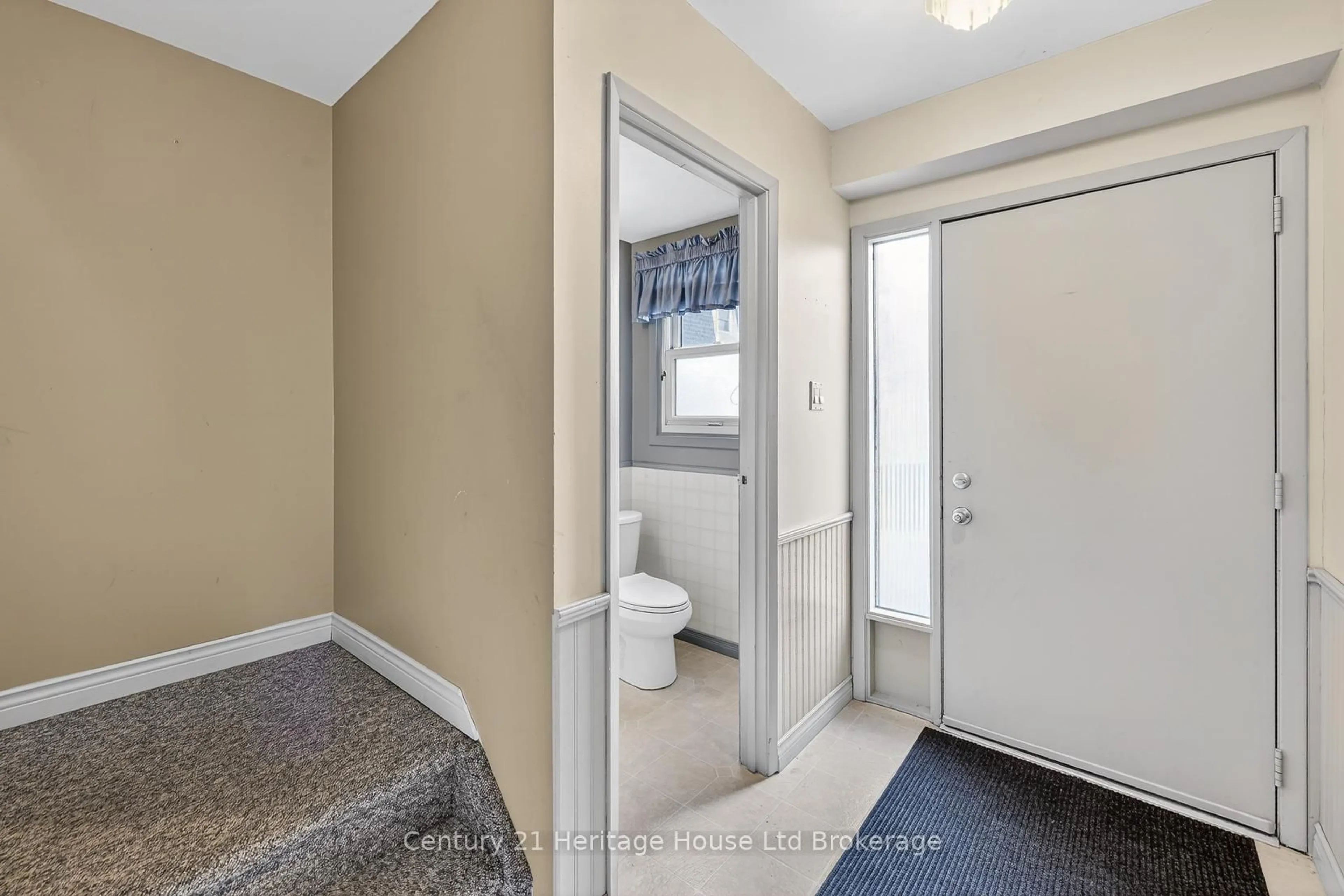 Indoor entryway for 335 Albert St #3, Woodstock Ontario N4S 2L3