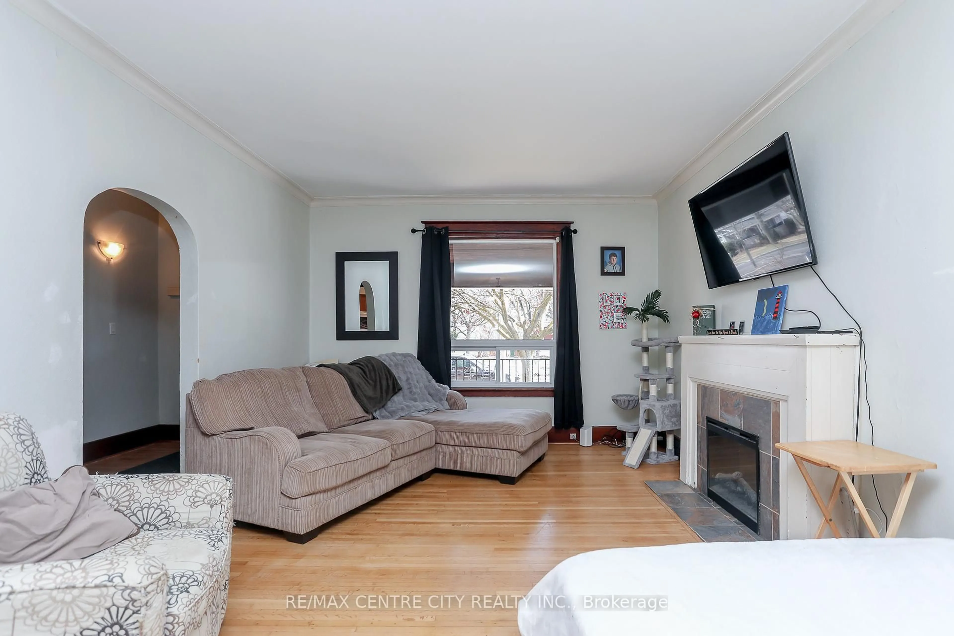 Living room with furniture, wood/laminate floor for 15 Wilson Ave, St. Thomas Ontario N5R 3P9