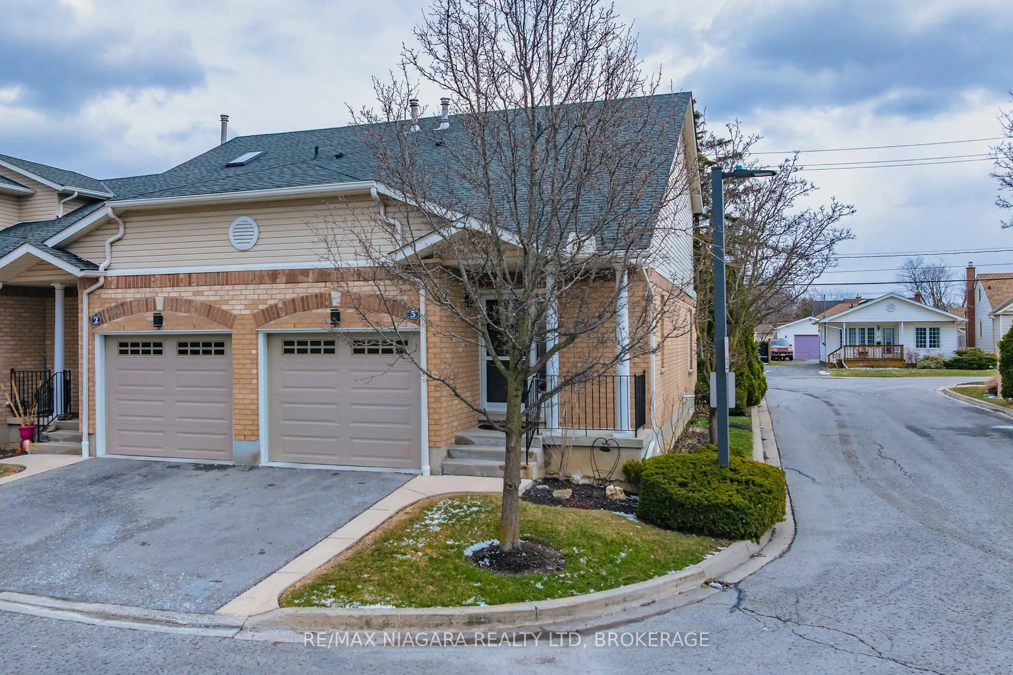 A pic from outside/outdoor area/front of a property/back of a property/a pic from drone, street for 53 BUNTING Rd #3, St. Catharines Ontario L2P 3Y6