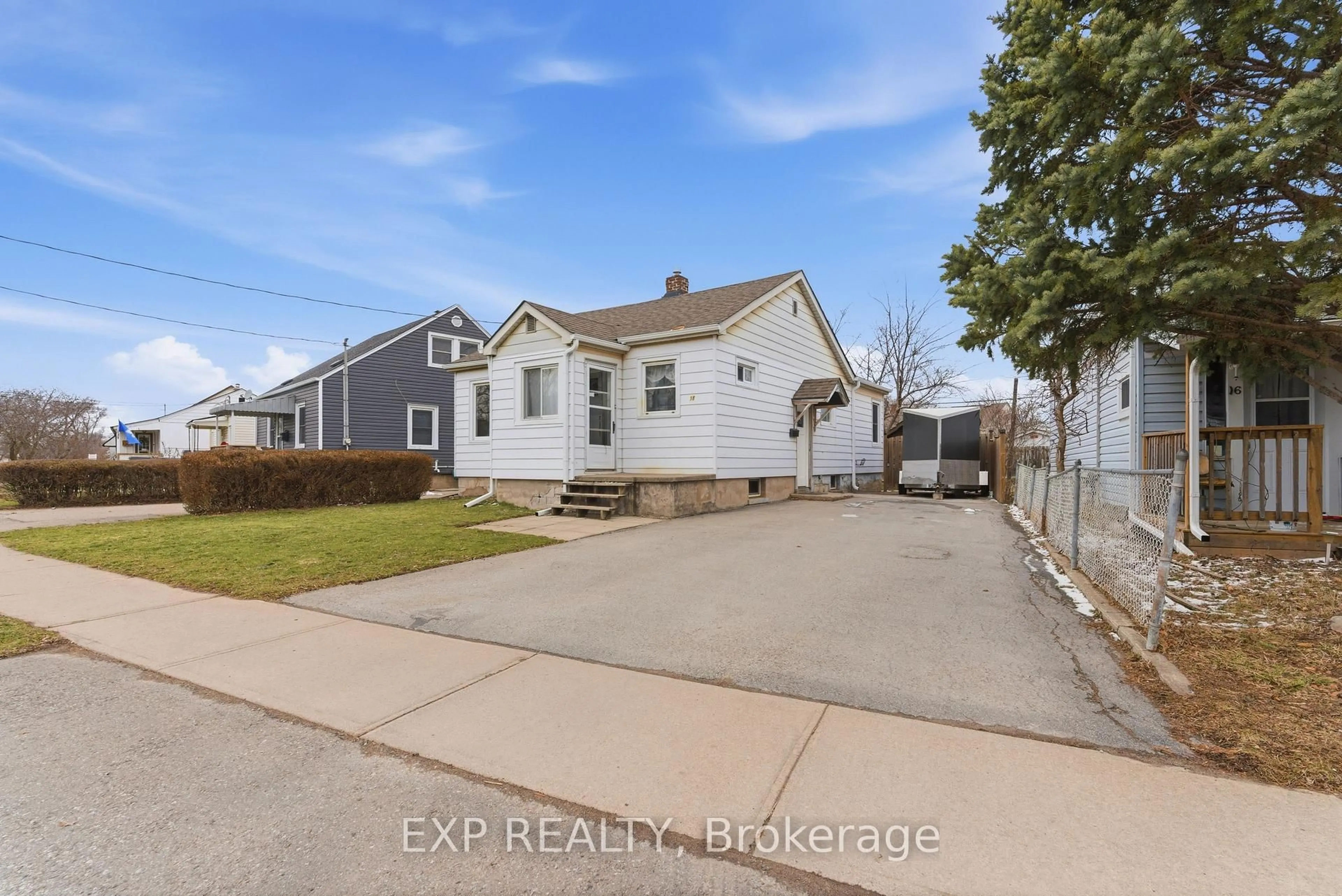 A pic from outside/outdoor area/front of a property/back of a property/a pic from drone, street for 18 Plymouth Ave, St. Catharines Ontario L2R 2Y1