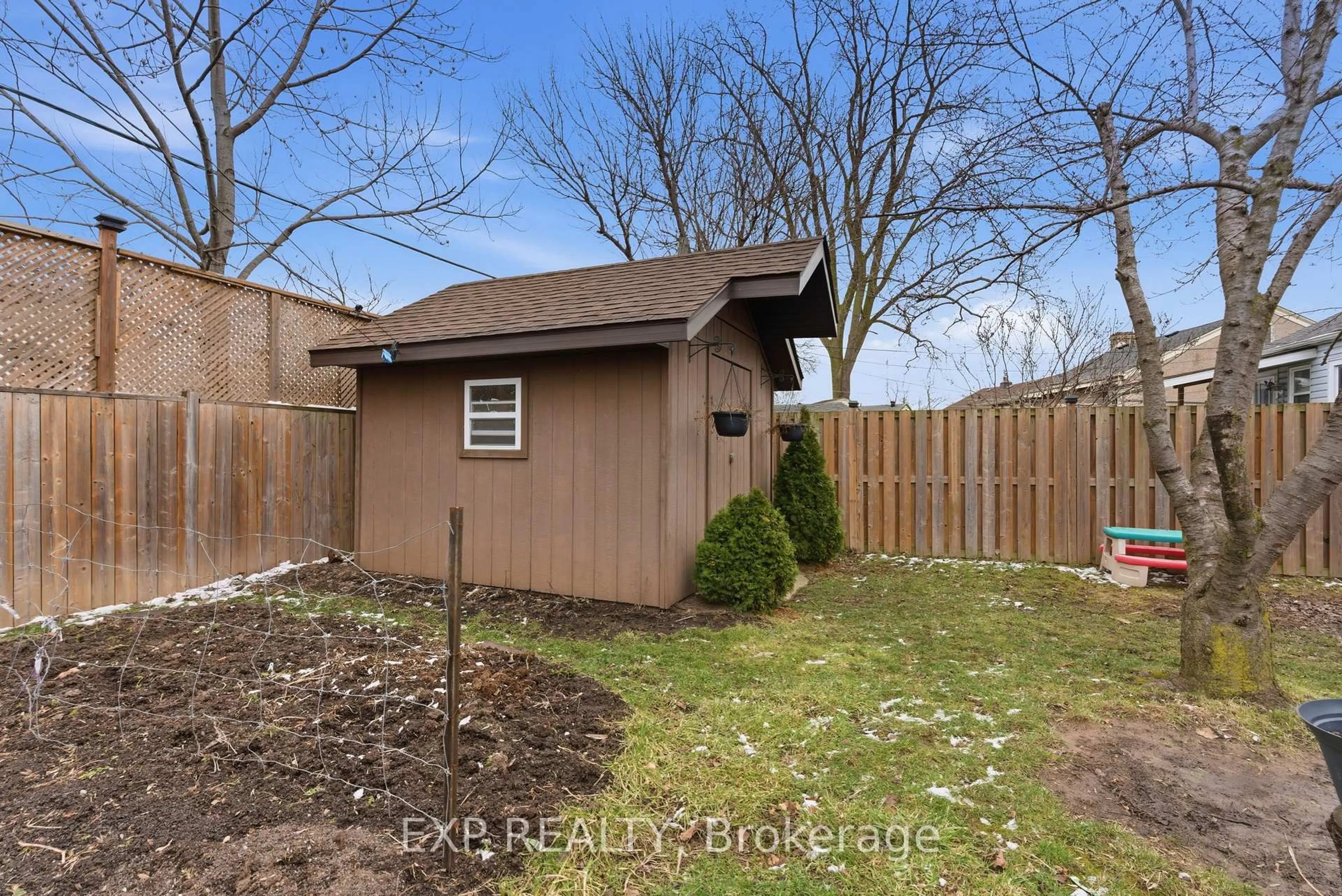 Shed for 18 Plymouth Ave, St. Catharines Ontario L2R 2Y1