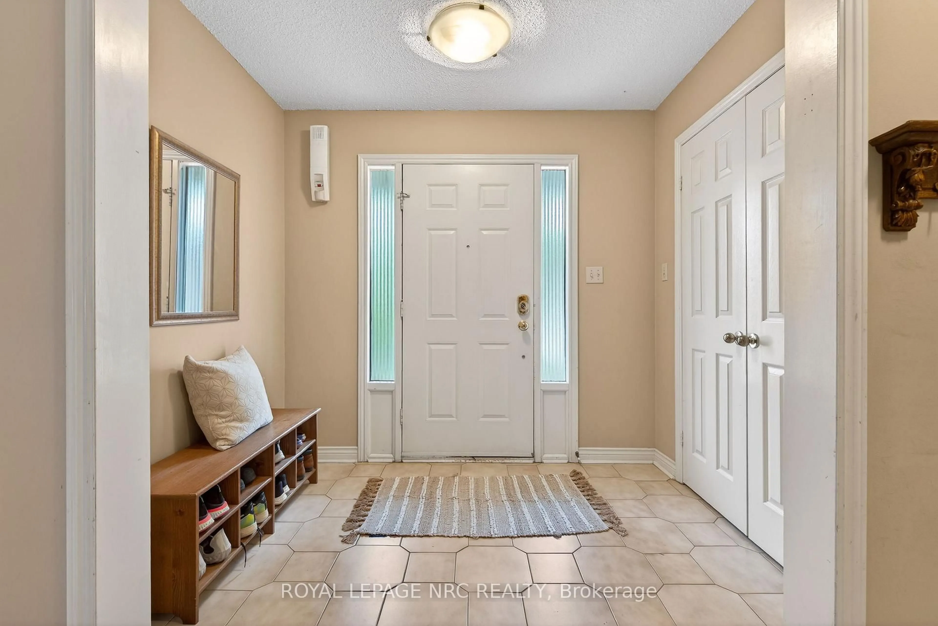 Indoor entryway for 7 Barbican Tr, St. Catharines Ontario L2T 4A1