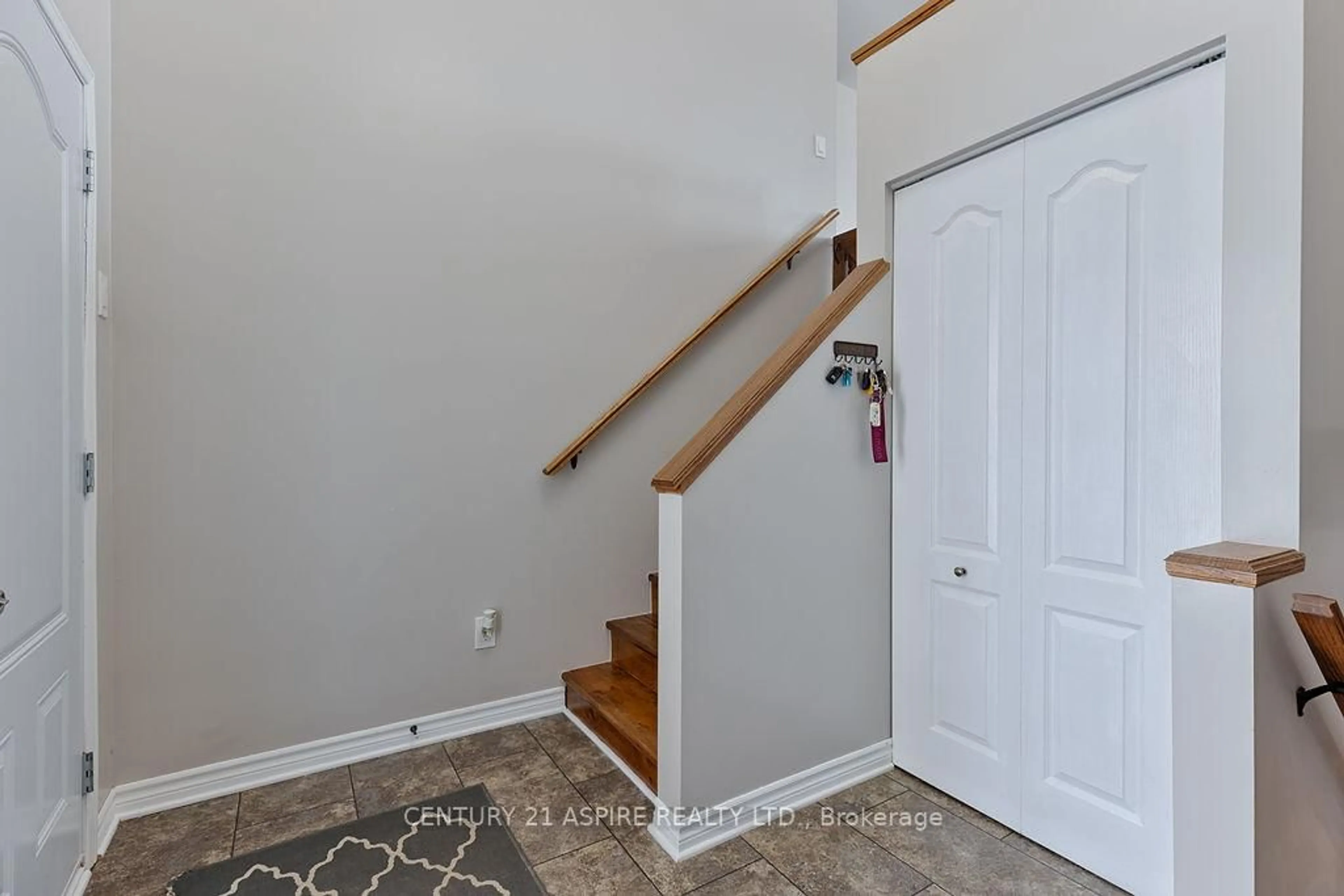 Indoor entryway for 1042 Riverstone St, Petawawa Ontario K8H 0B3