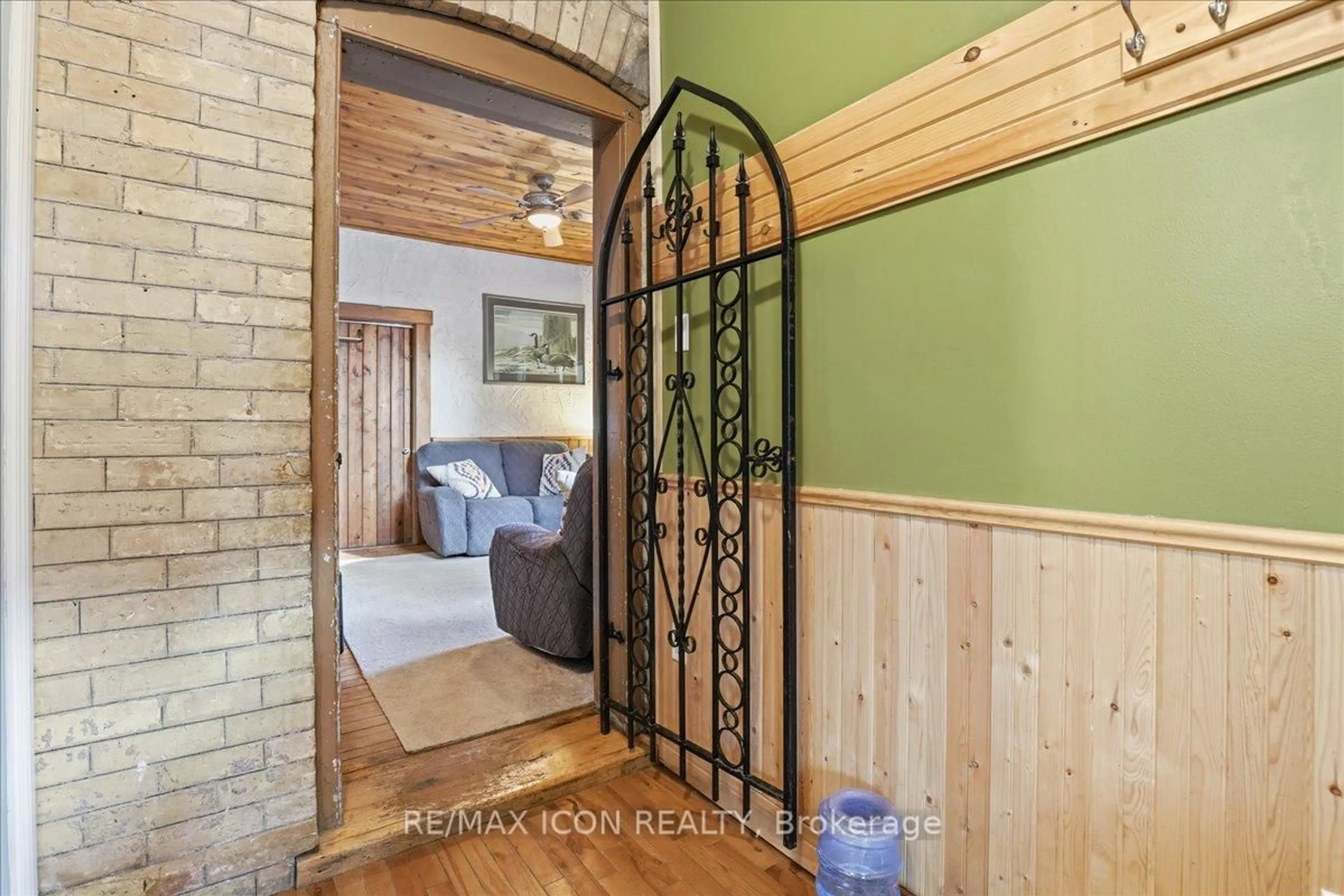 Indoor entryway for 298 Queen St, Cambridge Ontario N3C 1G7