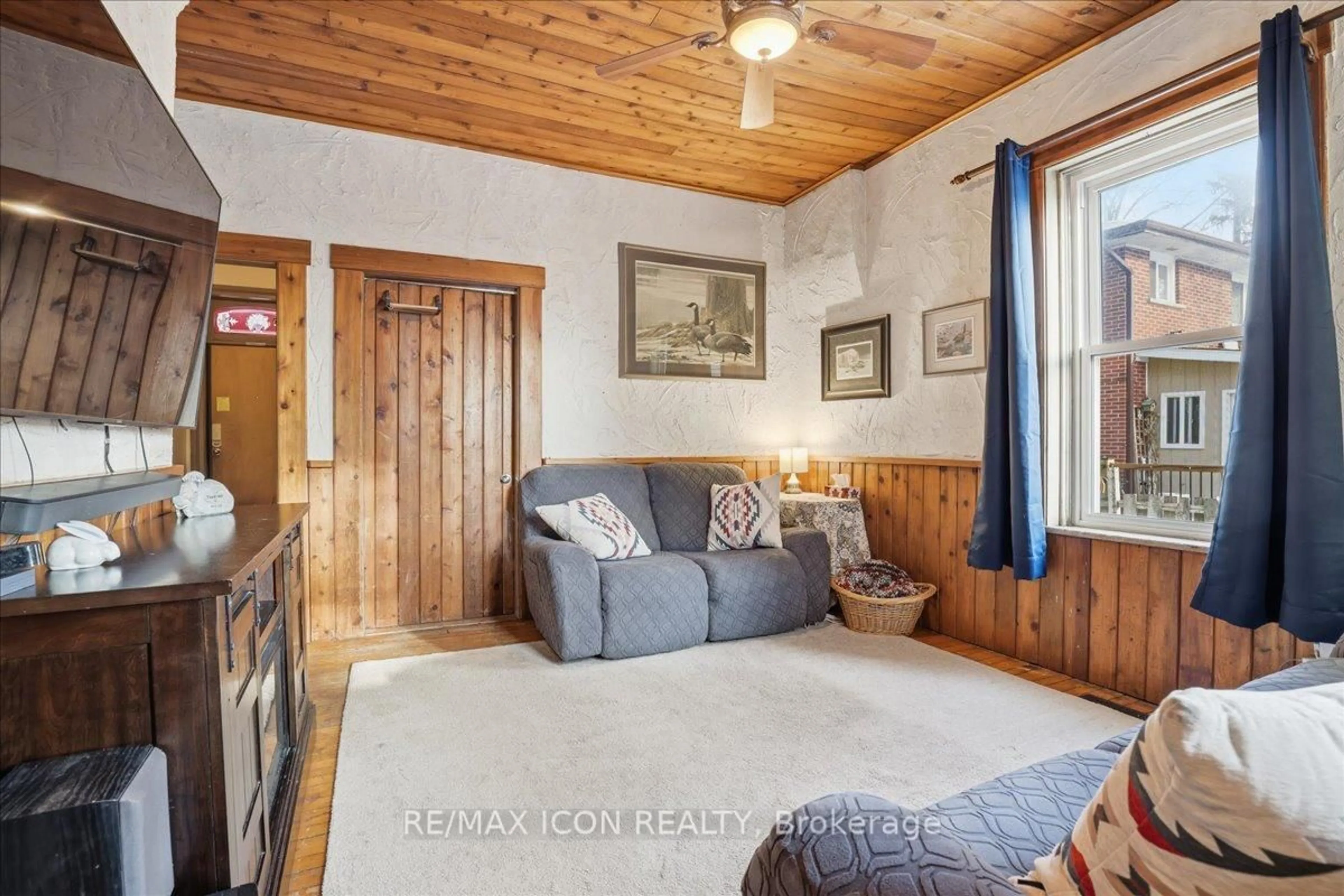 Living room with furniture, unknown for 298 Queen St, Cambridge Ontario N3C 1G7