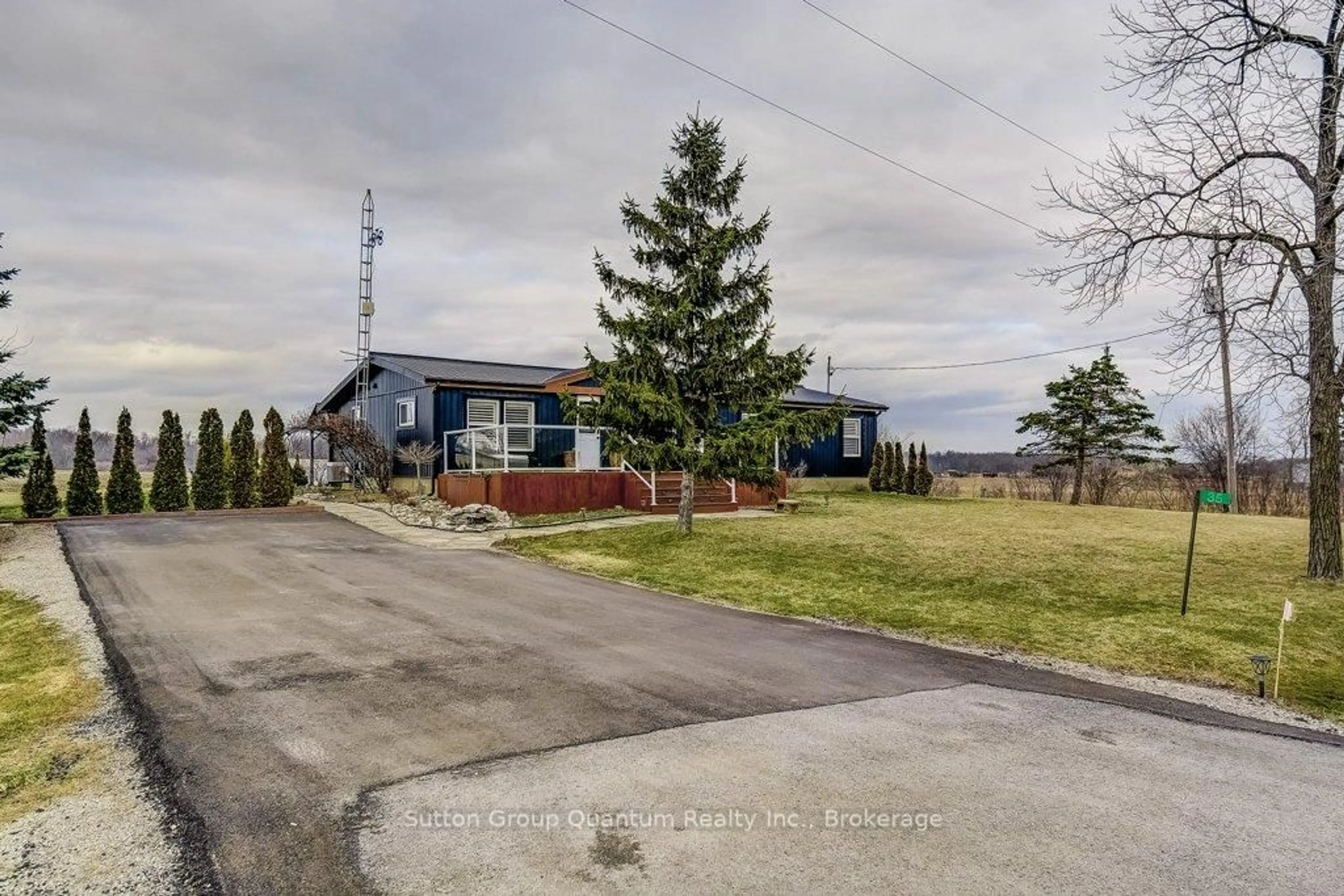 A pic from outside/outdoor area/front of a property/back of a property/a pic from drone, street for 35 Concession 7 Rd, Haldimand Ontario N0A 1E0