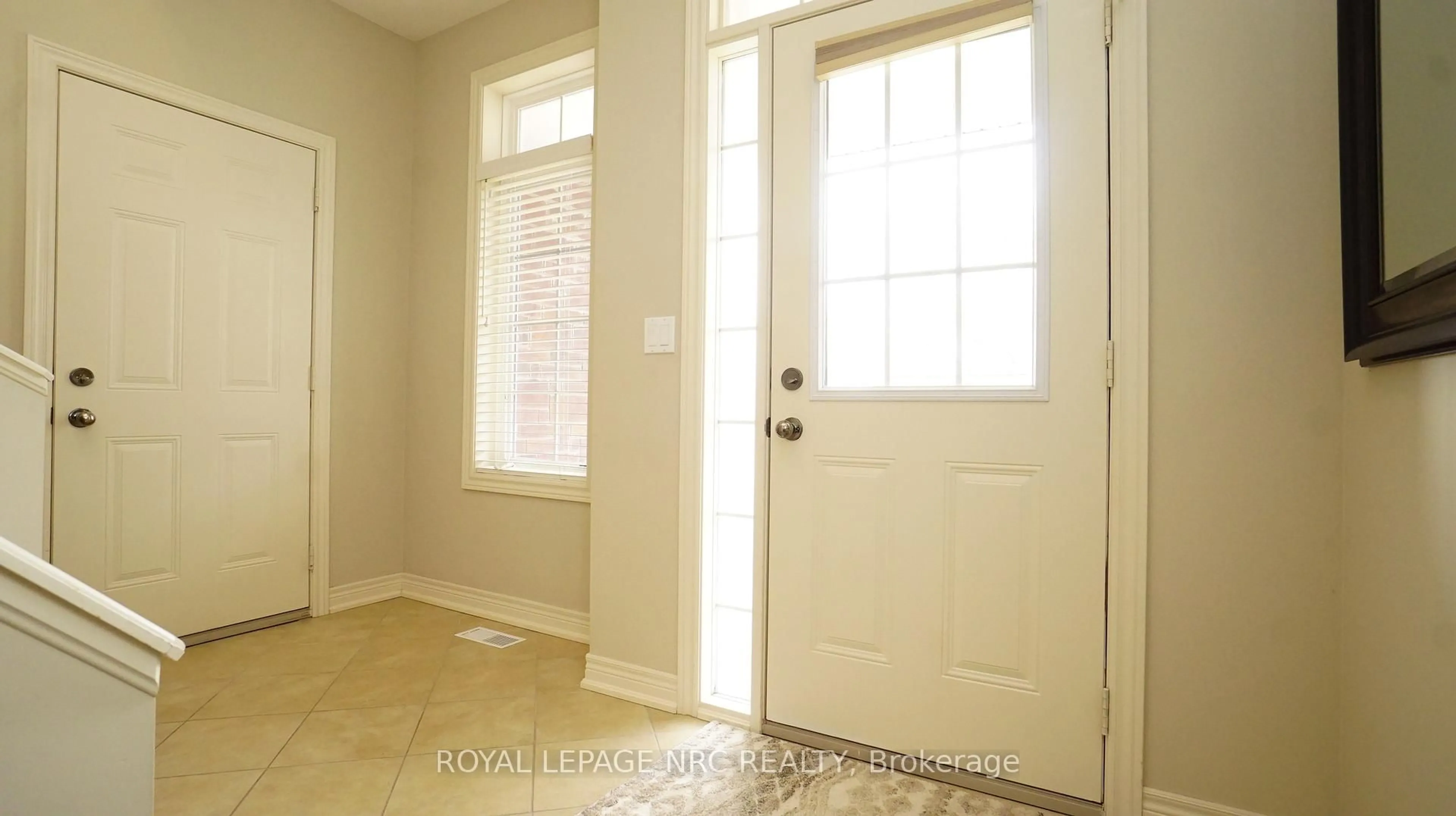 Indoor entryway for 122 Wallace Ave, Welland Ontario L3B 1R5