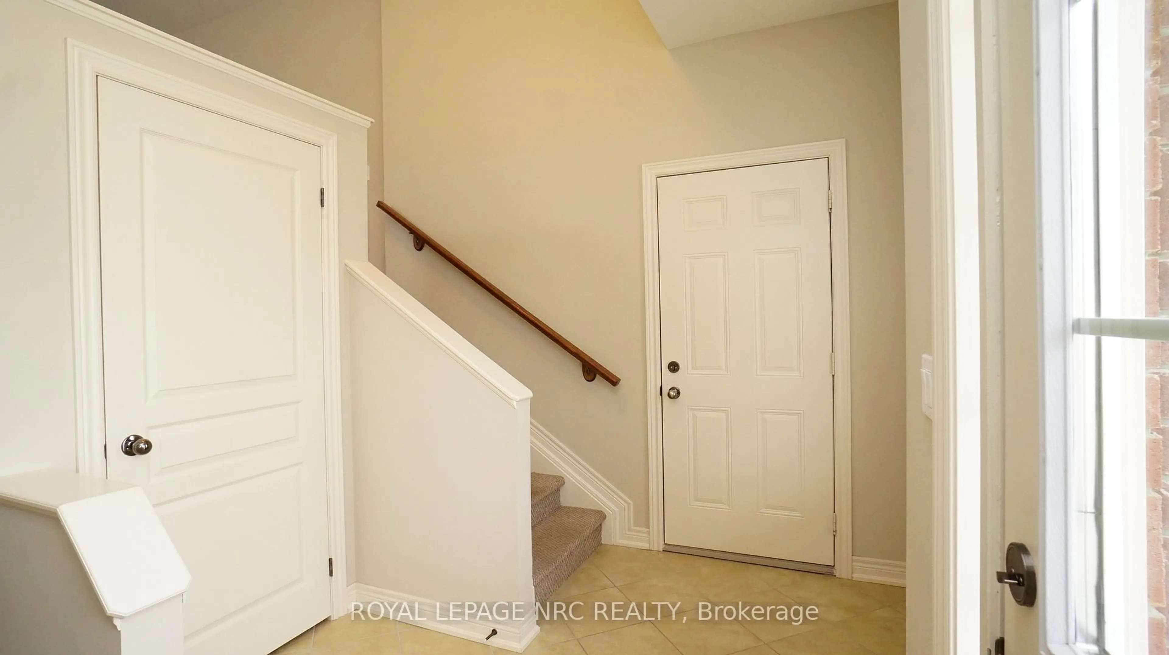 Indoor entryway for 122 Wallace Ave, Welland Ontario L3B 1R5