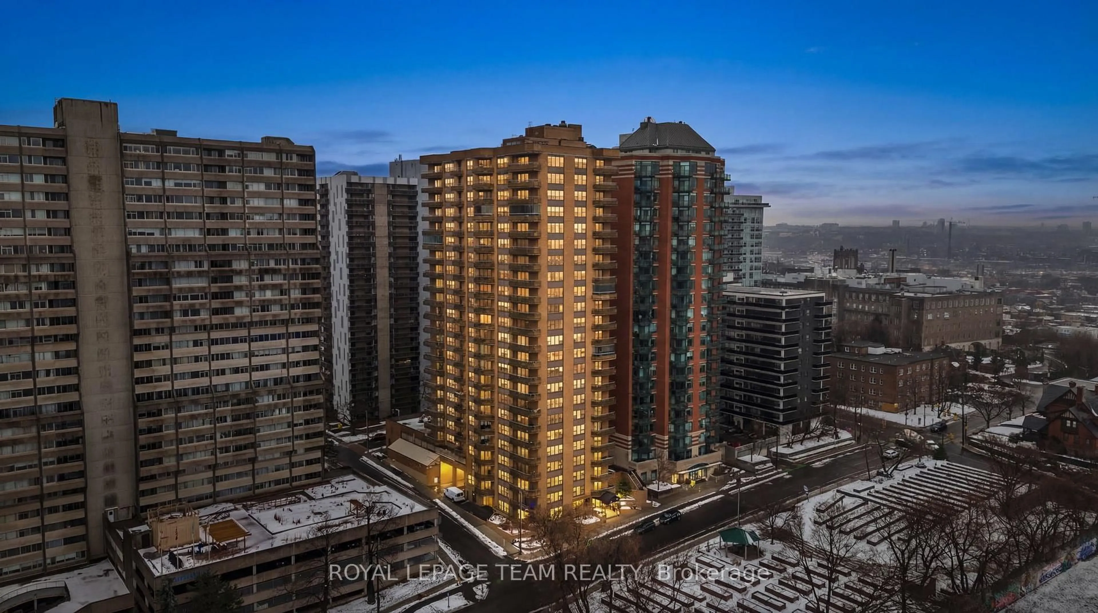 A pic from outside/outdoor area/front of a property/back of a property/a pic from drone, city buildings view from balcony for 556 Laurier Ave #1207, Ottawa Ontario K1R 7X2