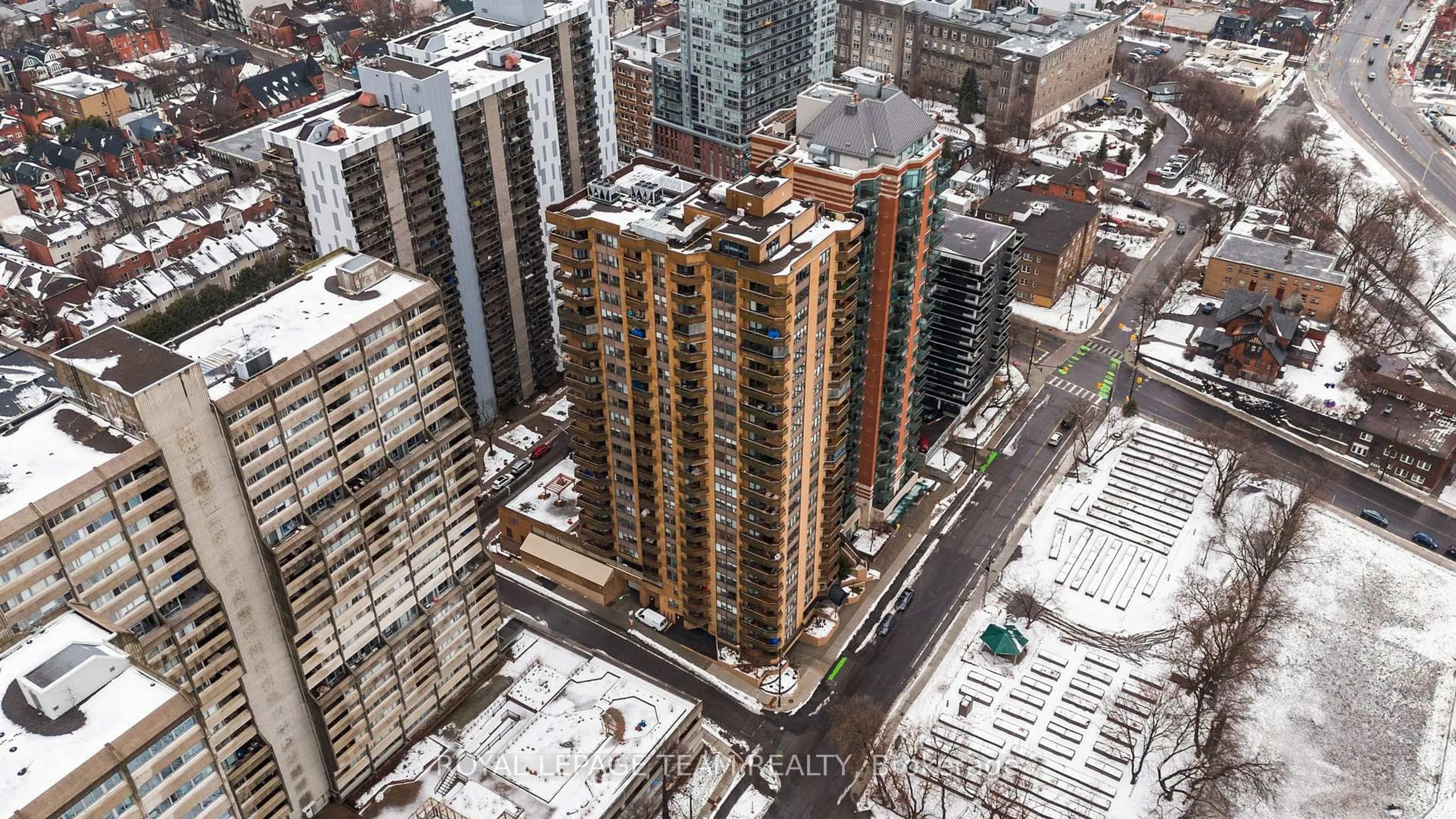 A pic from outside/outdoor area/front of a property/back of a property/a pic from drone, city buildings view from balcony for 556 Laurier Ave #1207, Ottawa Ontario K1R 7X2