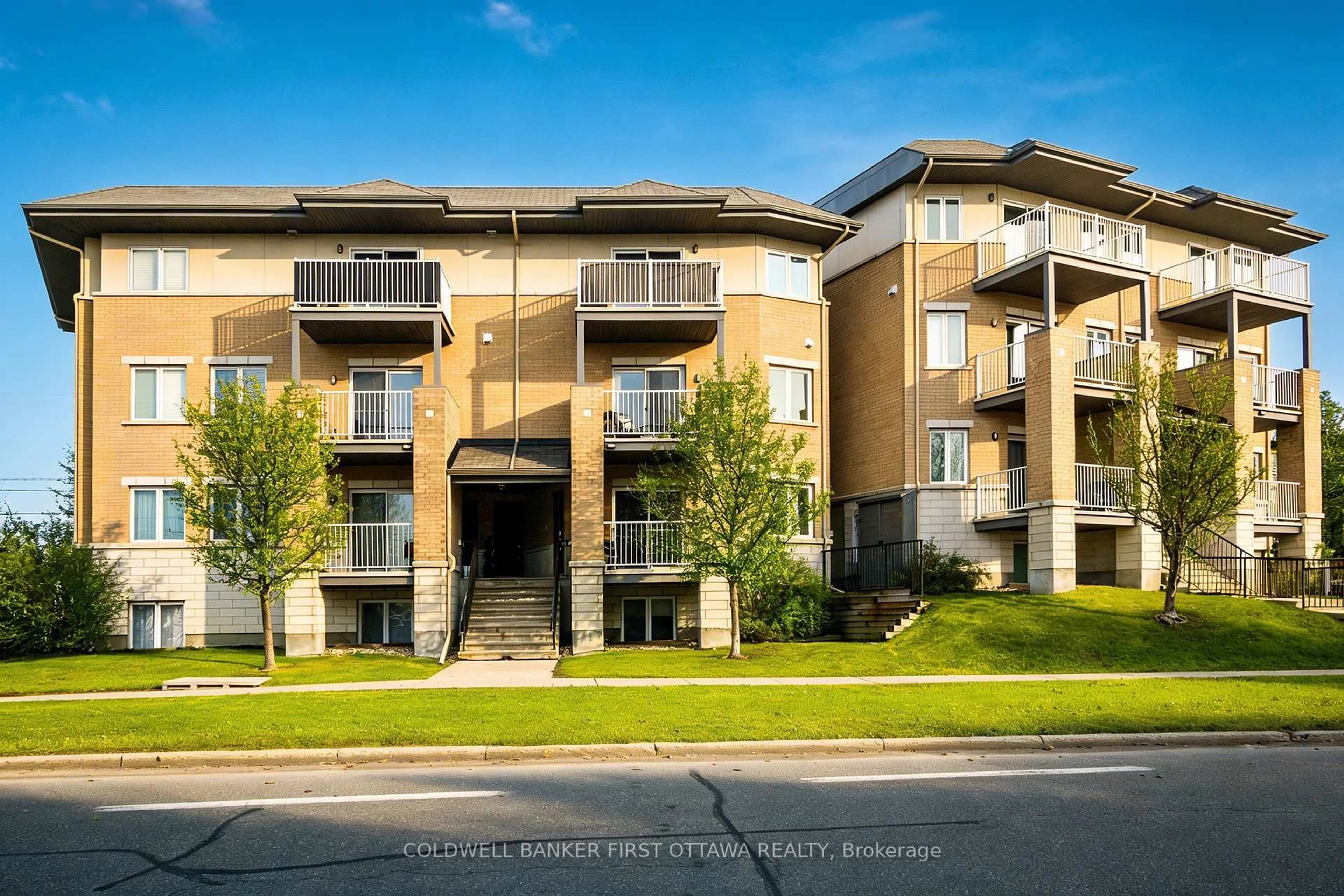 A pic from outside/outdoor area/front of a property/back of a property/a pic from drone, unknown for 1210 MCWATTERS Rd #6, Ottawa Ontario K2C 3Y2