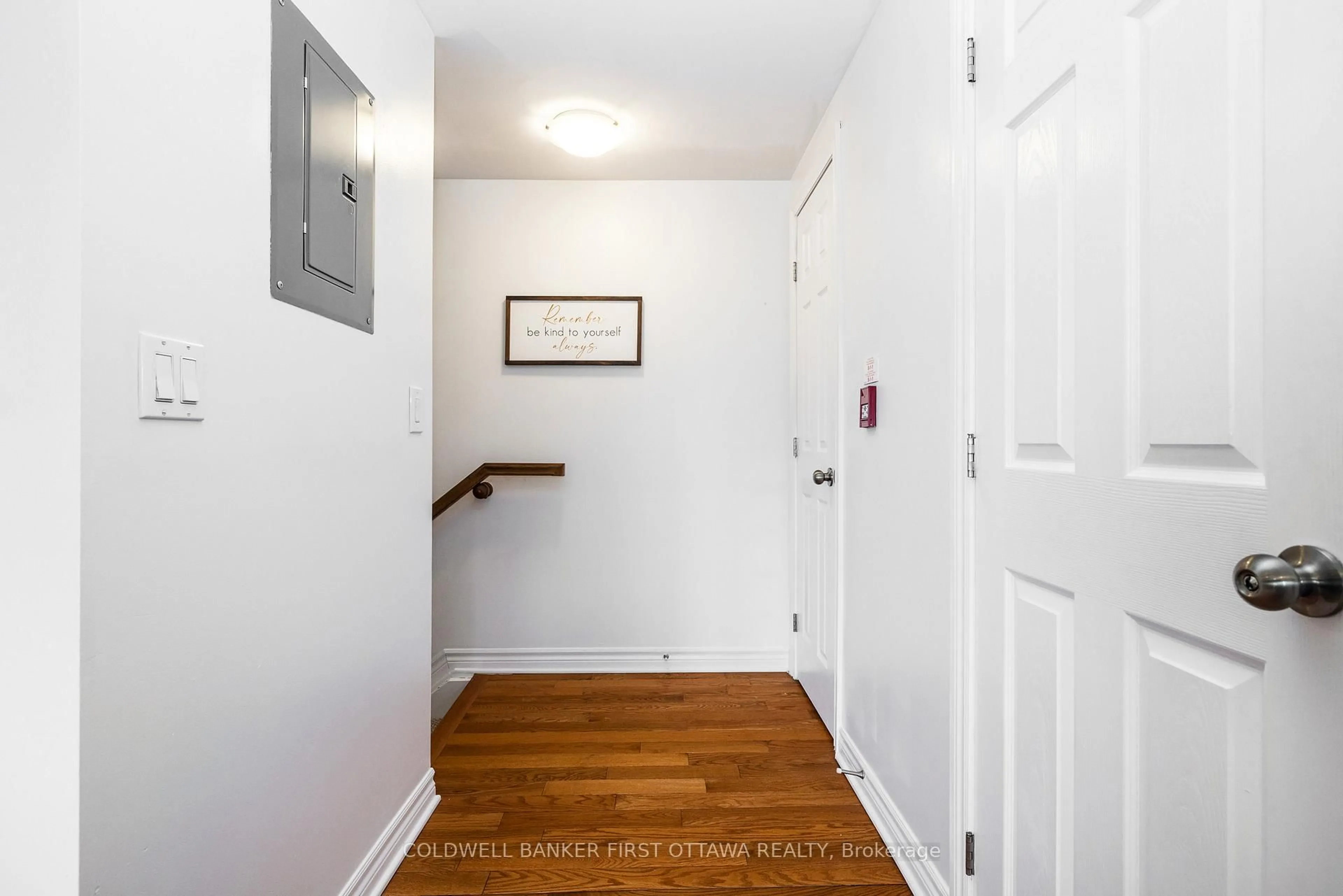 Indoor entryway for 1210 MCWATTERS Rd #6, Ottawa Ontario K2C 3Y2