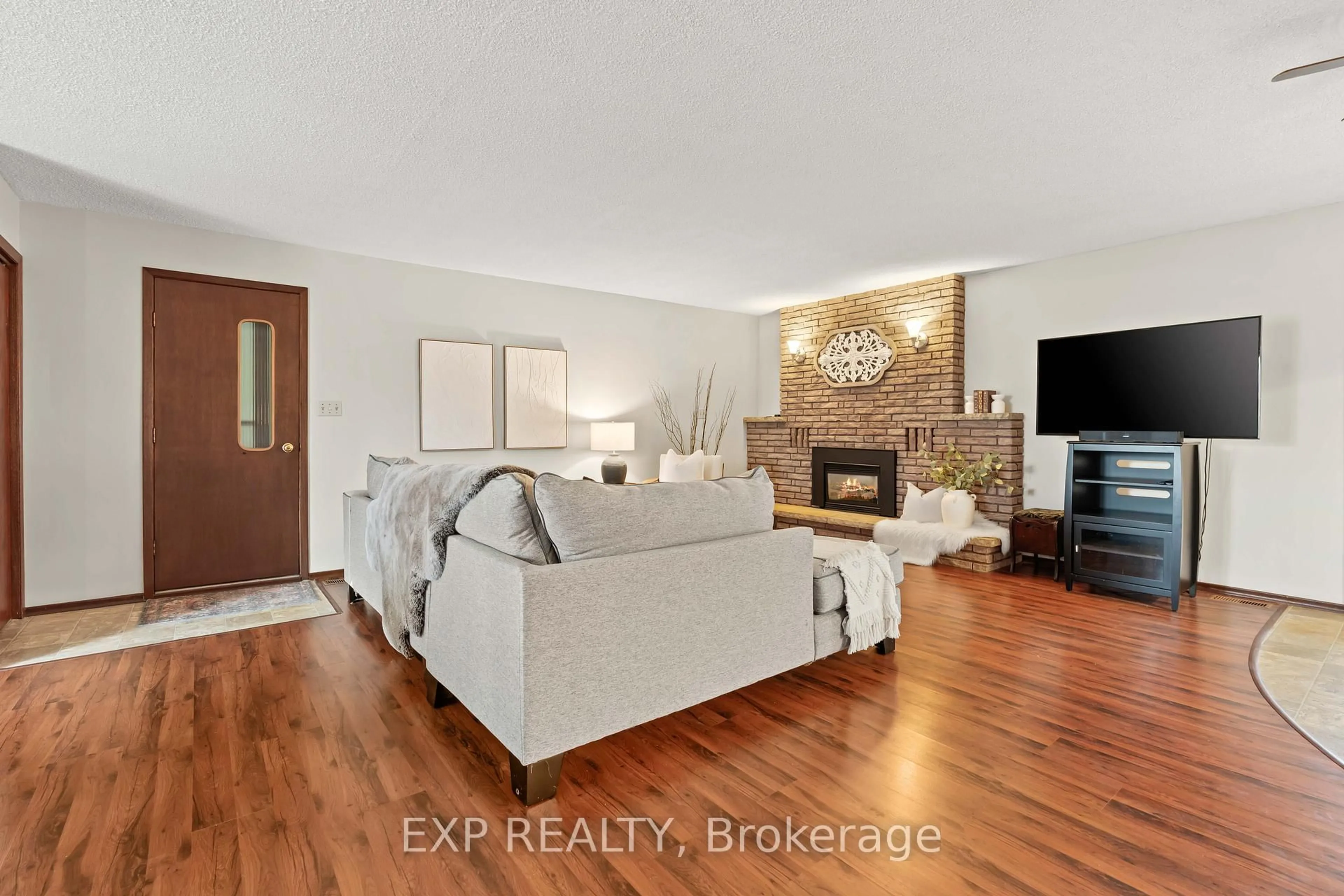 Living room with furniture, unknown for 308 John St, Aylmer Ontario N5H 2E2