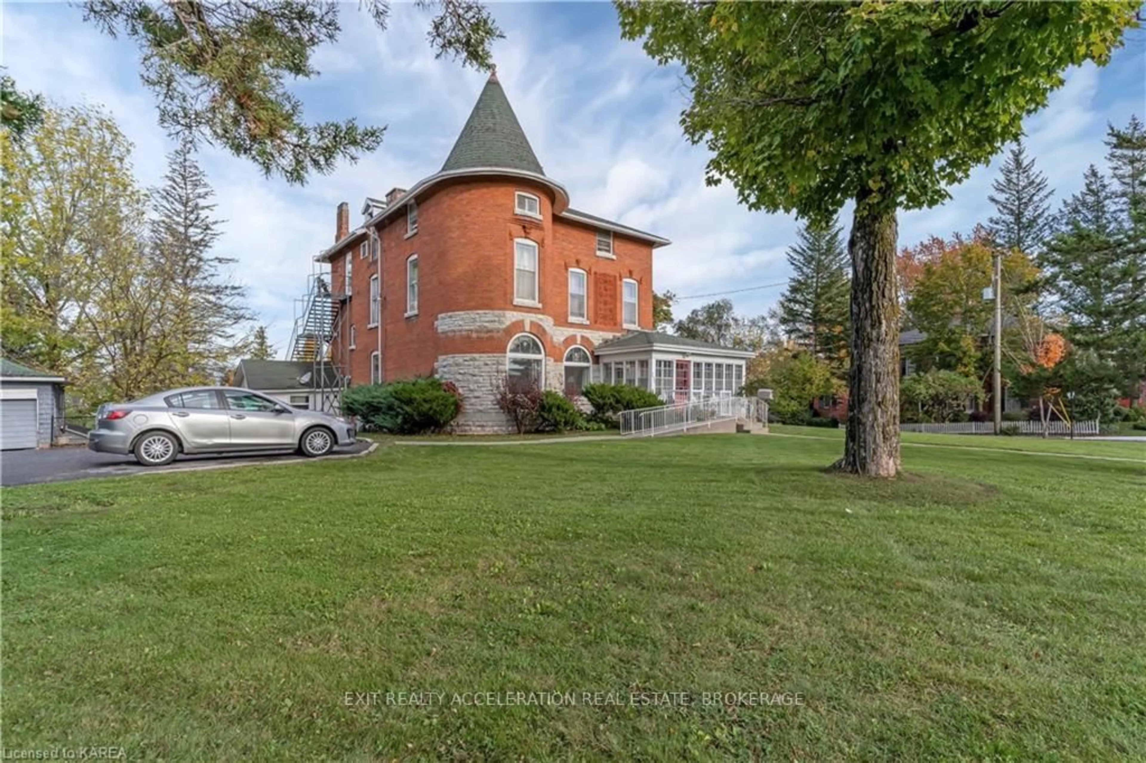 A pic from outside/outdoor area/front of a property/back of a property/a pic from drone, building for 231 Dundas St, Greater Napanee Ontario K7R 2A9