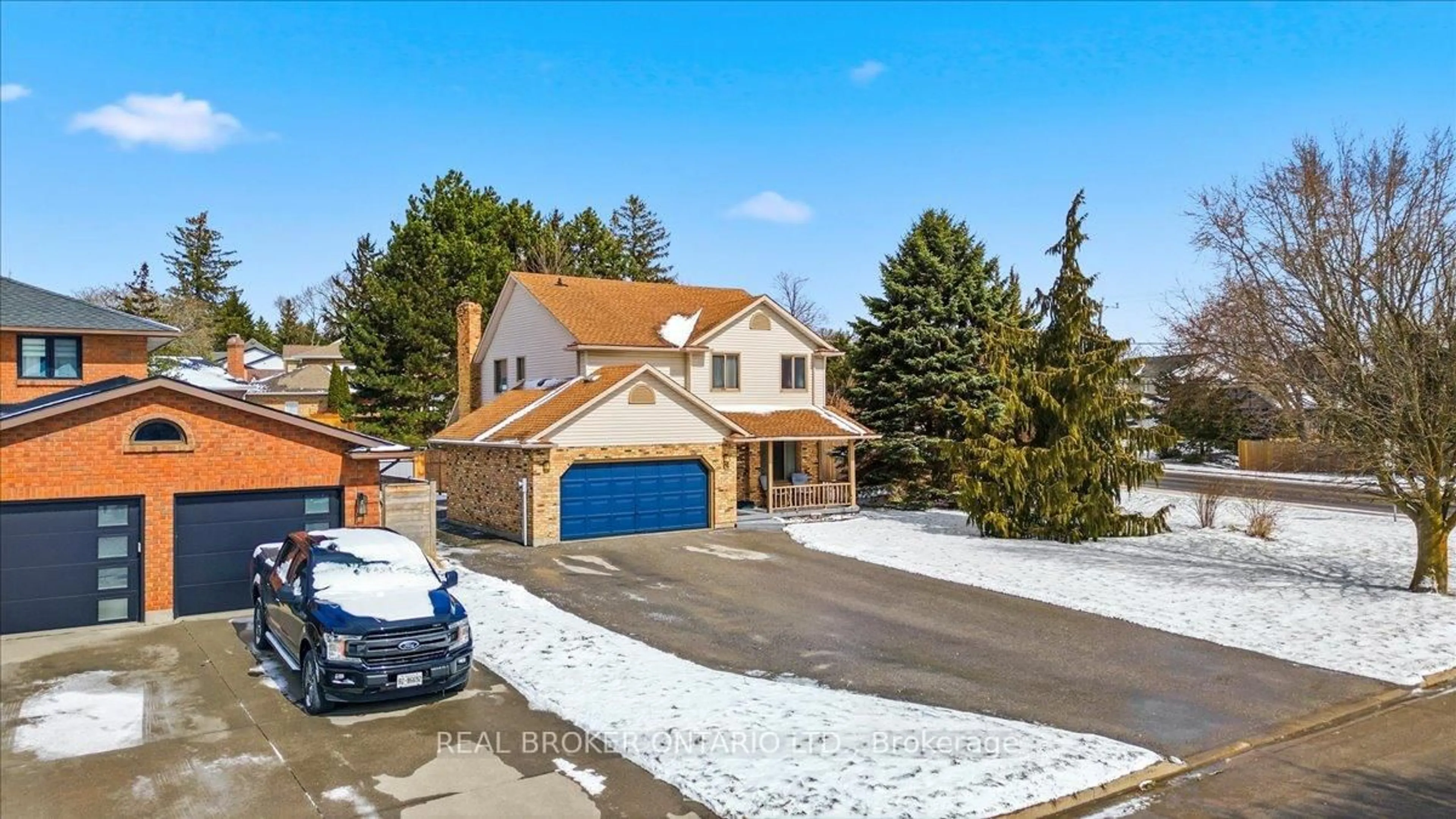 A pic from outside/outdoor area/front of a property/back of a property/a pic from drone, street for 106 Spruceside Cres, Pelham Ontario L2E 1S0