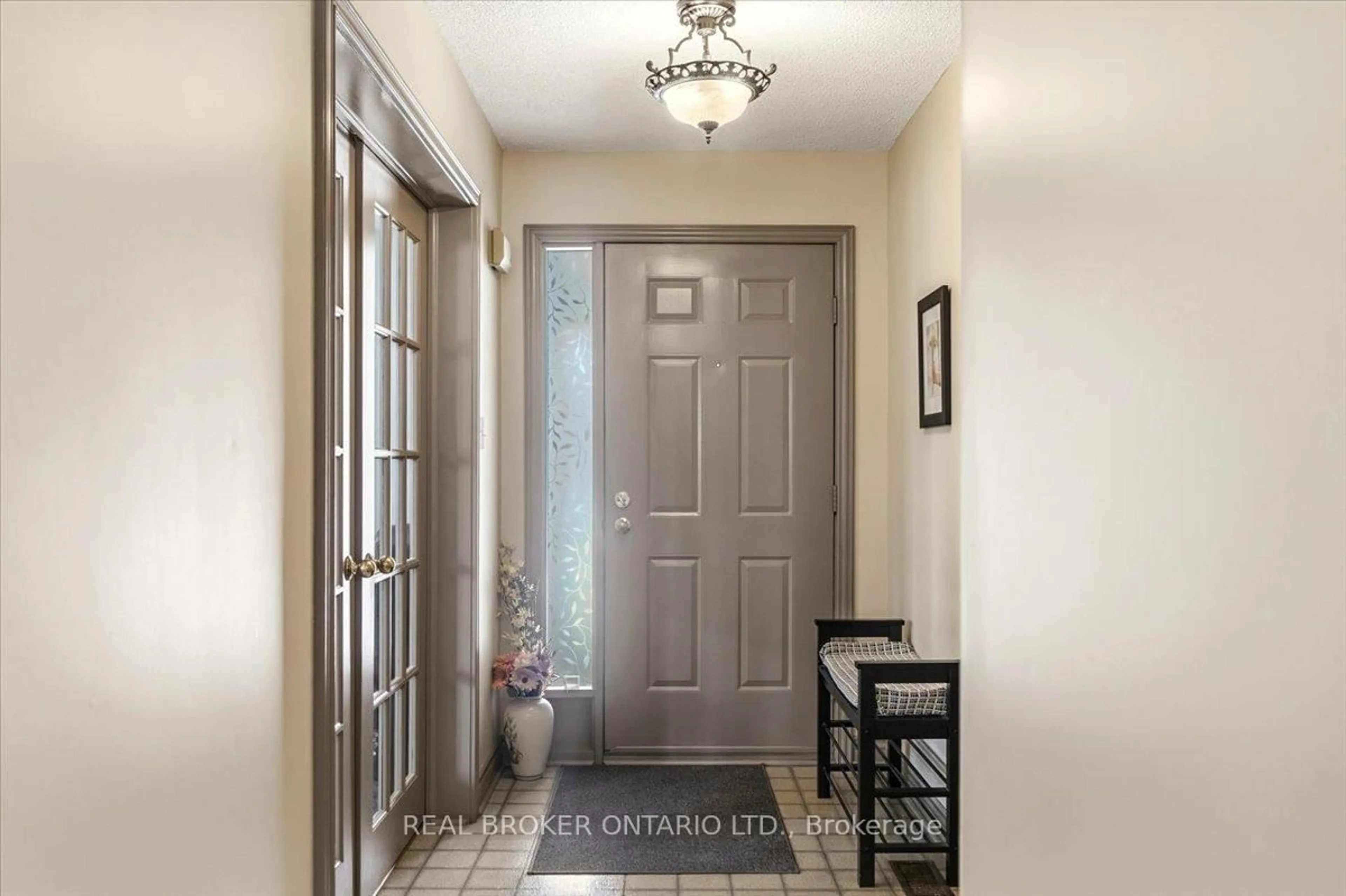 Indoor entryway for 106 Spruceside Cres, Pelham Ontario L2E 1S0