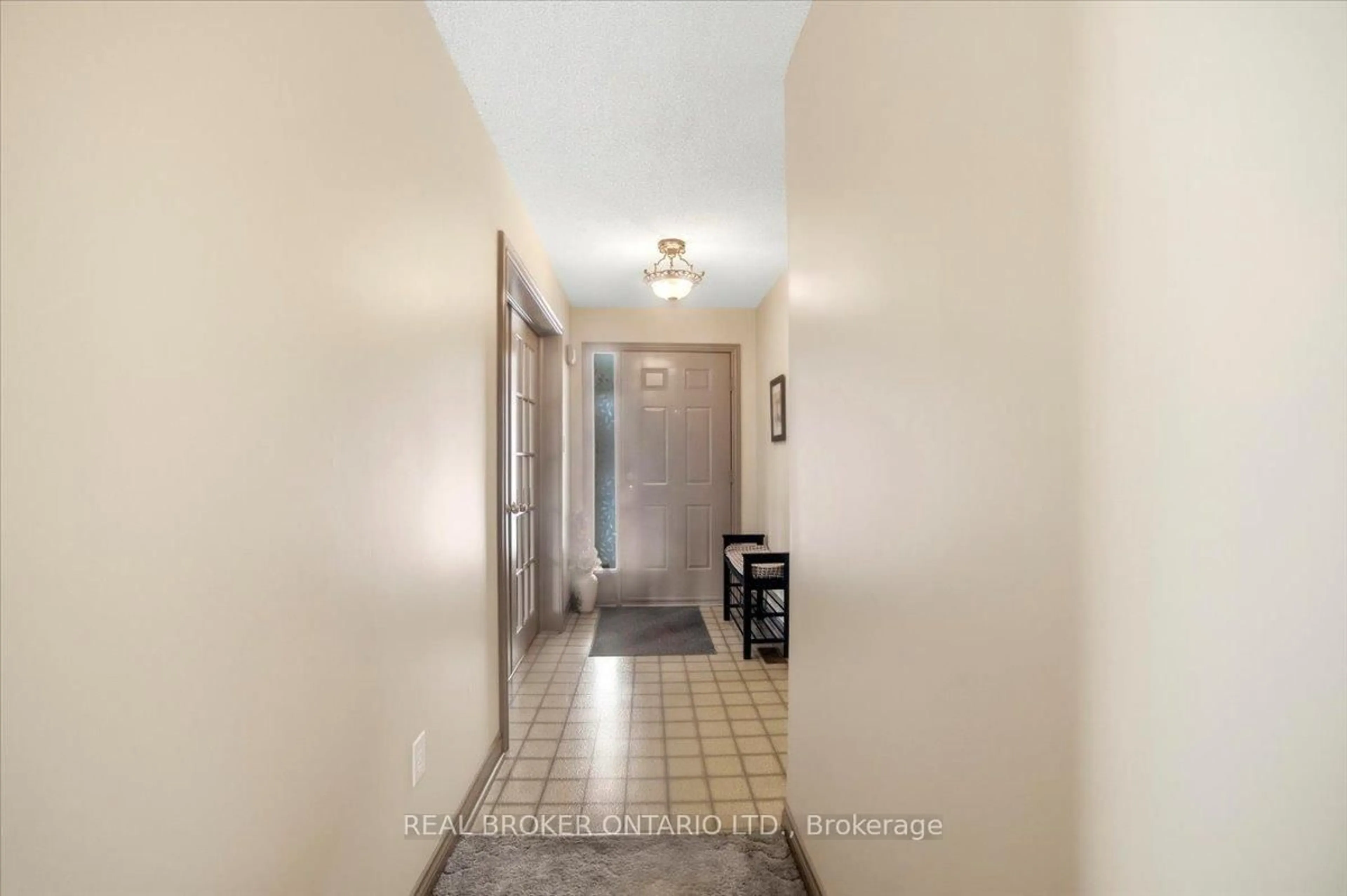 Indoor entryway for 106 Spruceside Cres, Pelham Ontario L2E 1S0