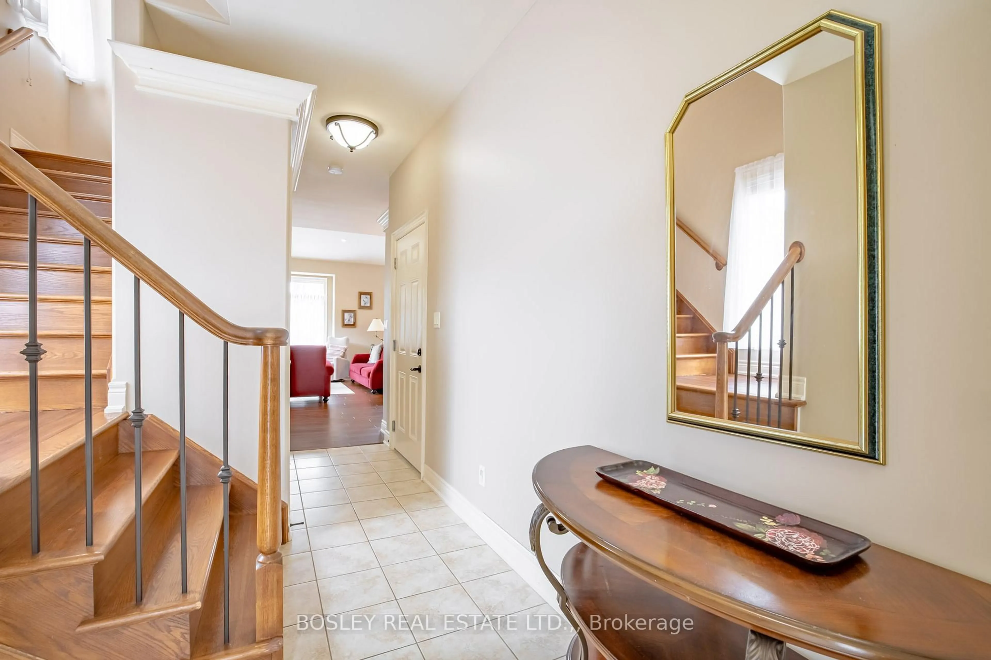 Indoor foyer for 409 Niagara St #16, St. Catharines Ontario L2M 4V9