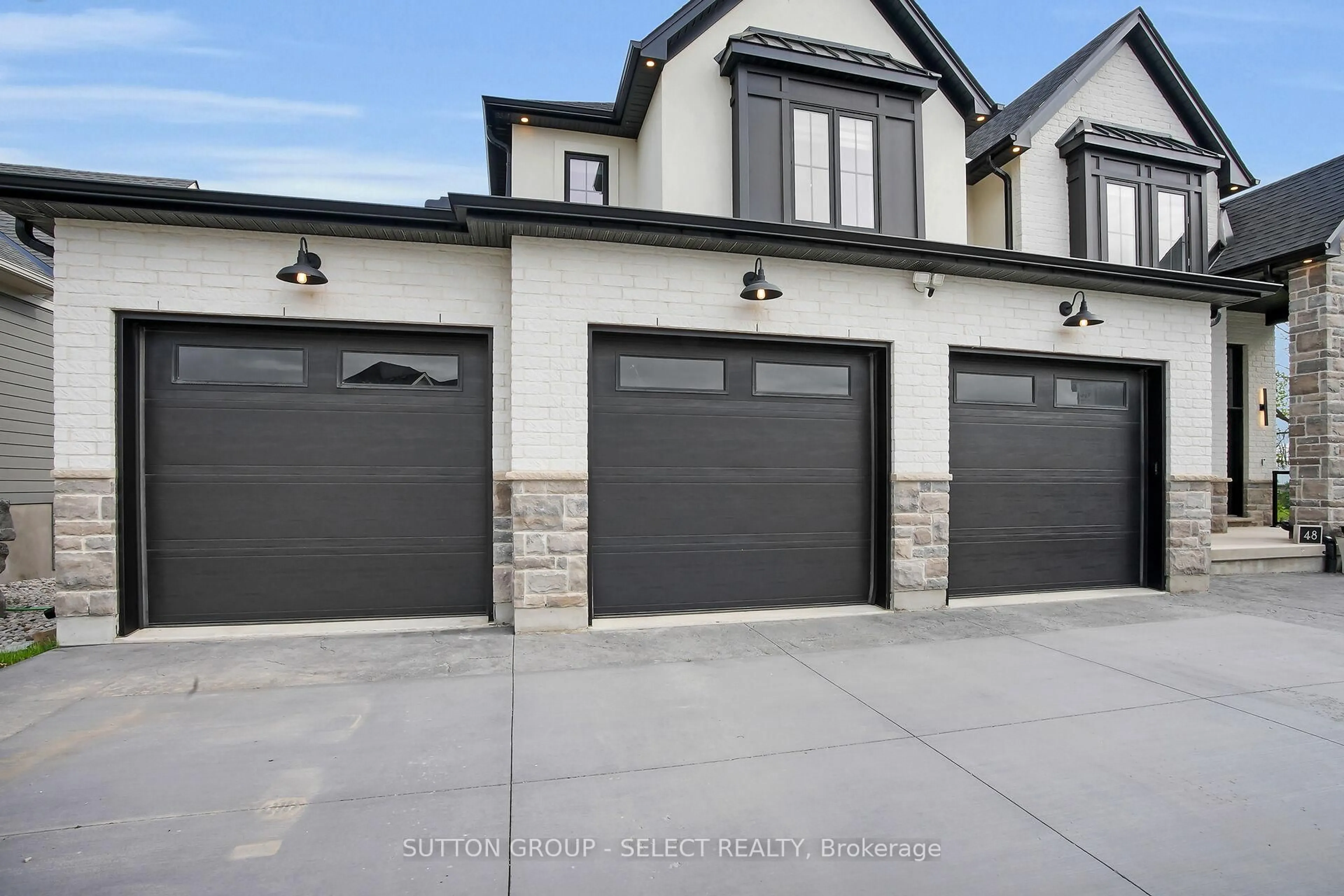 Indoor garage for 48 ROYAL Cres, Southwold Ontario N5P 3T2