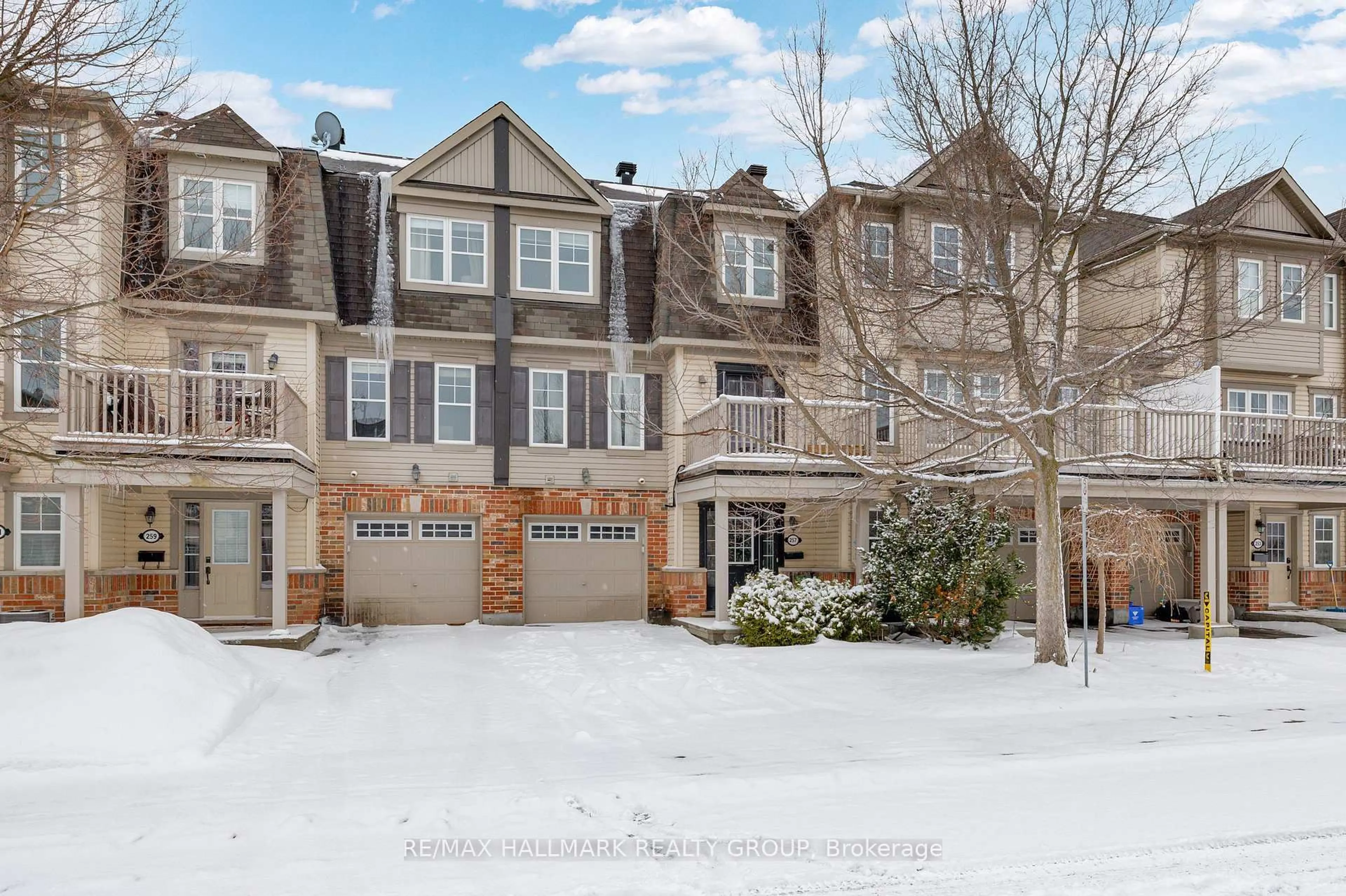 A pic from outside/outdoor area/front of a property/back of a property/a pic from drone, street for 257 AQUILO Cres, Ottawa Ontario K2S 0L9