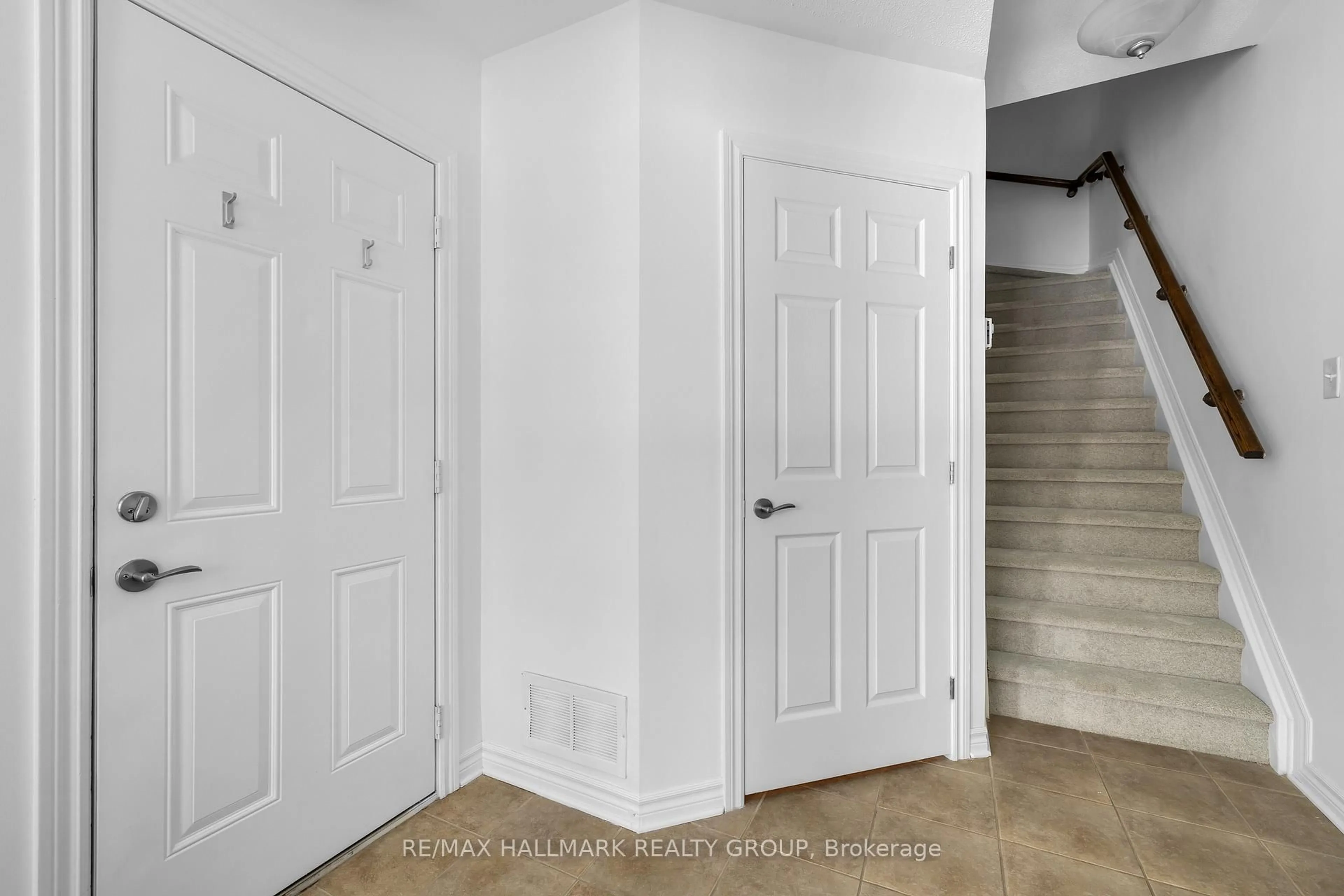 Indoor entryway for 257 AQUILO Cres, Ottawa Ontario K2S 0L9