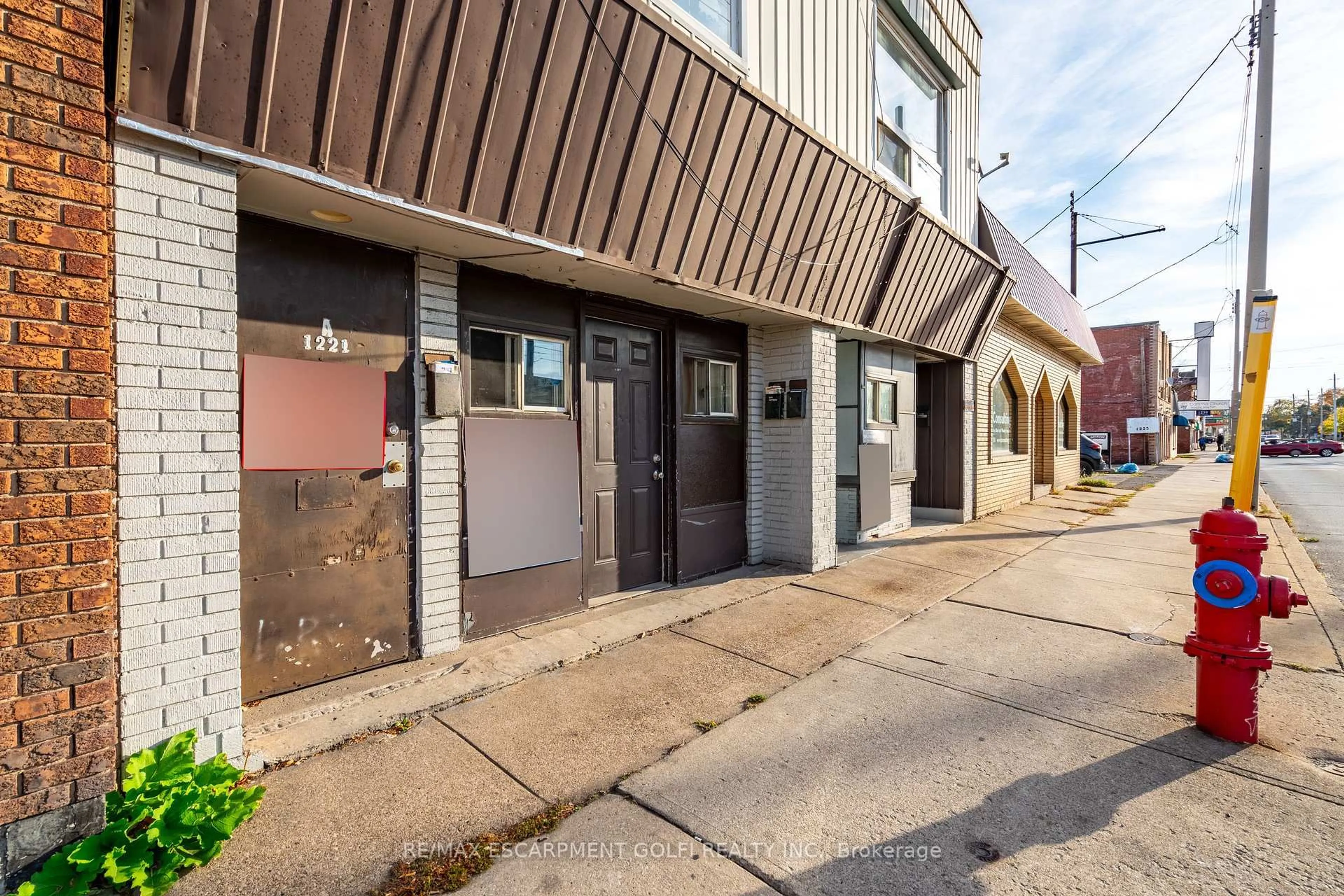 Patio, street for 1221-1223 MAIN St, Hamilton Ontario L8K 1A5