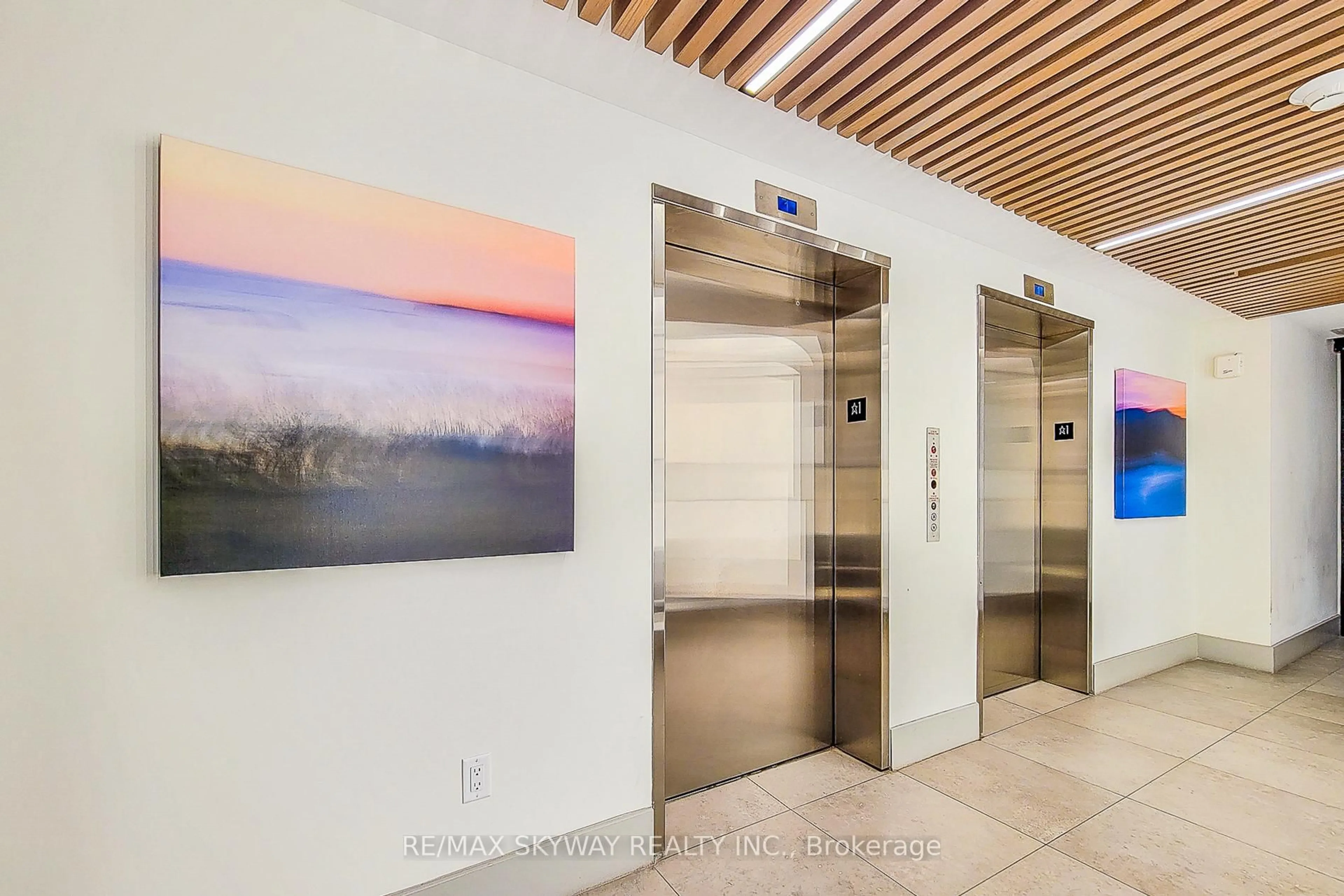 Indoor foyer for 600 North Service Rd #306, Hamilton Ontario L8E 0L2