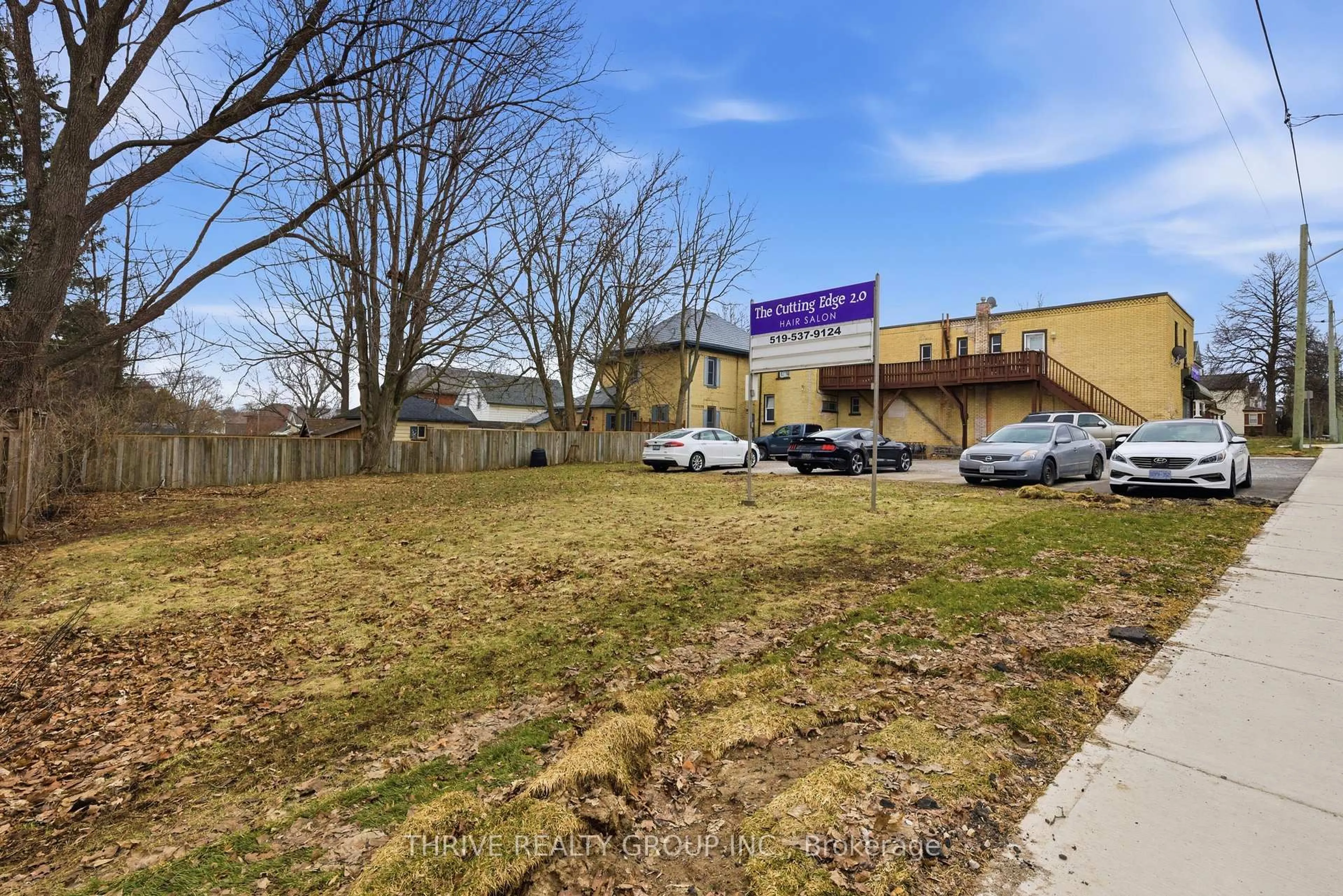 A pic from outside/outdoor area/front of a property/back of a property/a pic from drone, unknown for 537 Mary St, Woodstock Ontario N4S 4S8