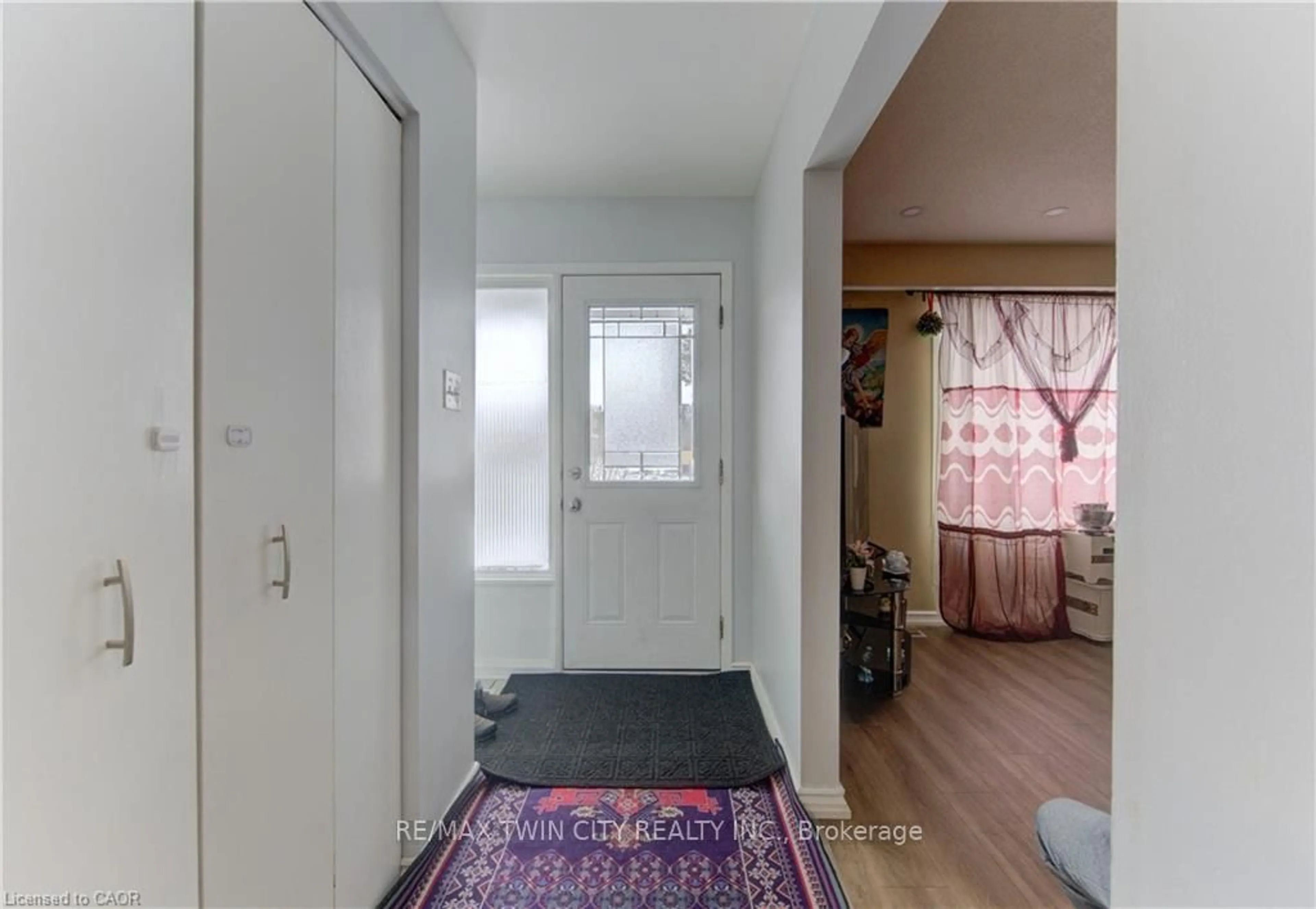 Indoor entryway for 110 HAZELGLEN Dr, Kitchener Ontario N2M 2E5