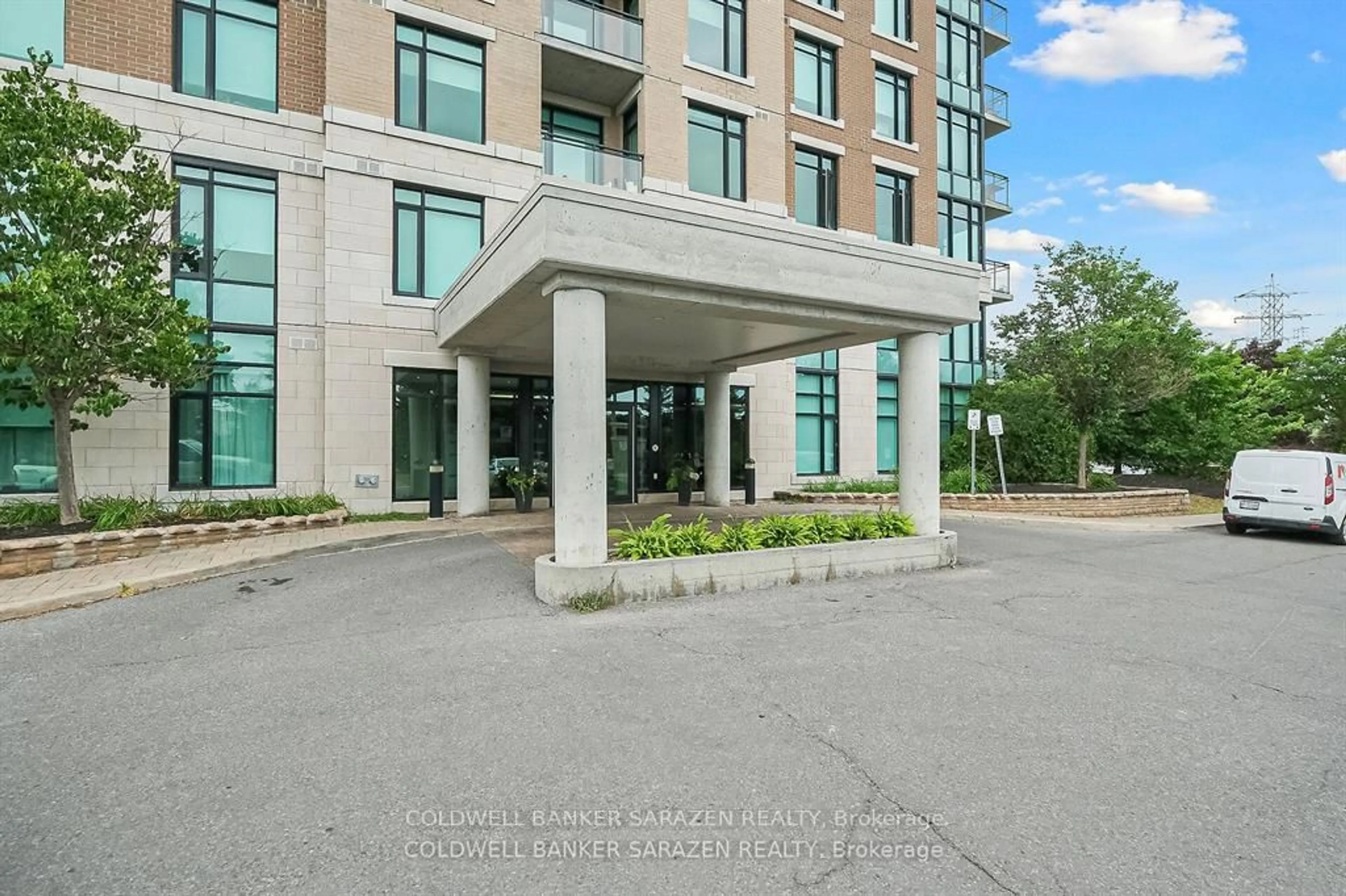 Indoor foyer for 100 Roger Guindon Ave #1105, Ottawa Ontario K1G 3Z7