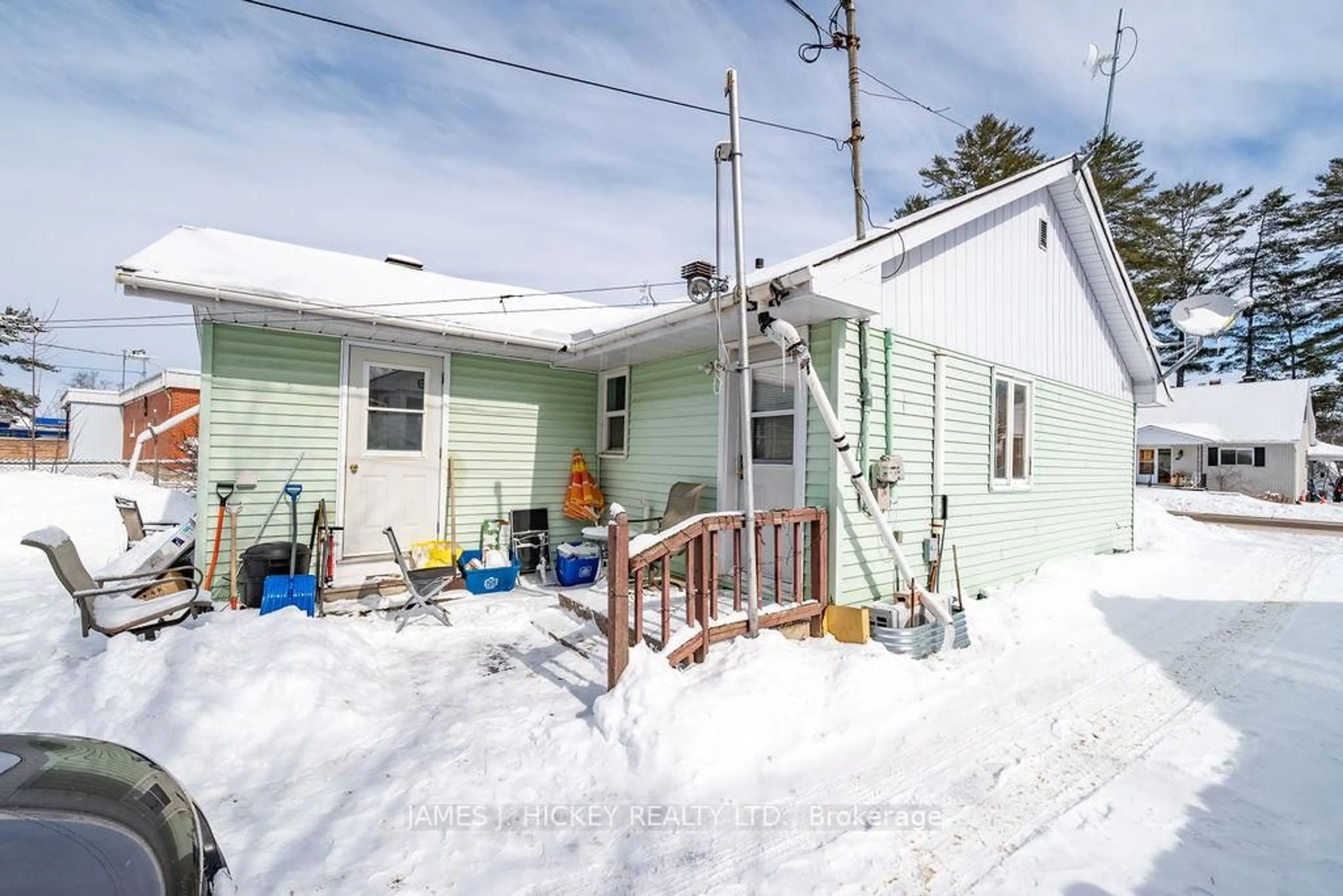 Patio, street for 6 Hillcrest Ave, Deep River Ontario K0J 1P0