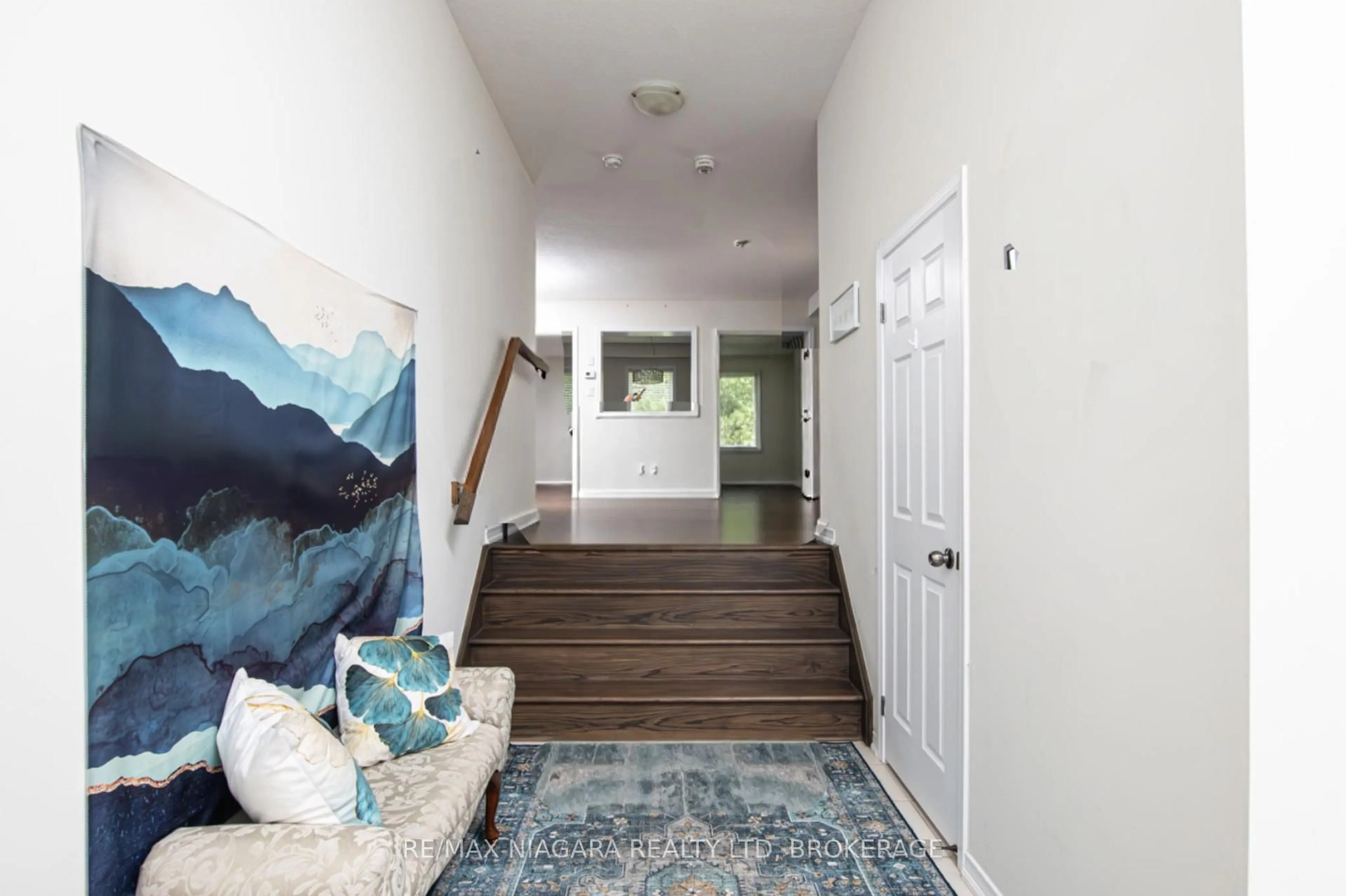 Indoor entryway for 8573 Sweet Chestnut Dr, Niagara Falls Ontario L2H 0N1