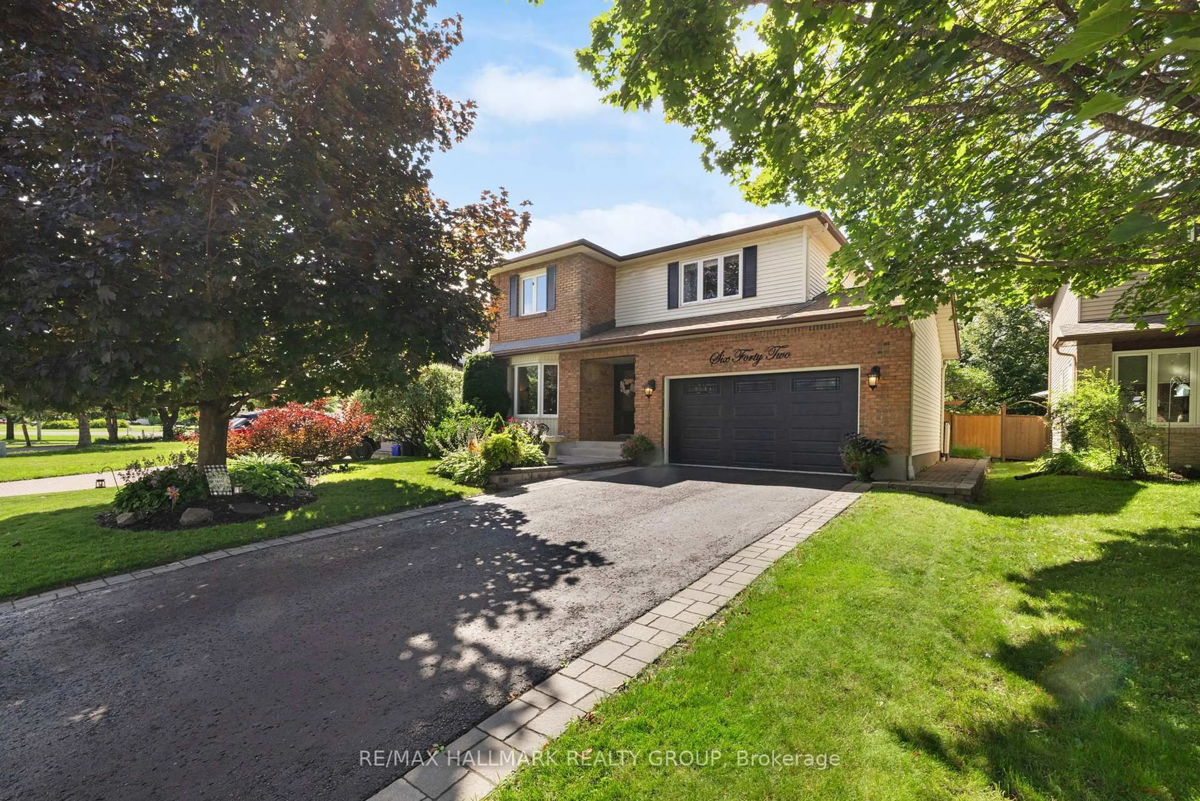 A pic from outside/outdoor area/front of a property/back of a property/a pic from drone, street for 642 Steller St, Orleans Ontario K4A 1P2