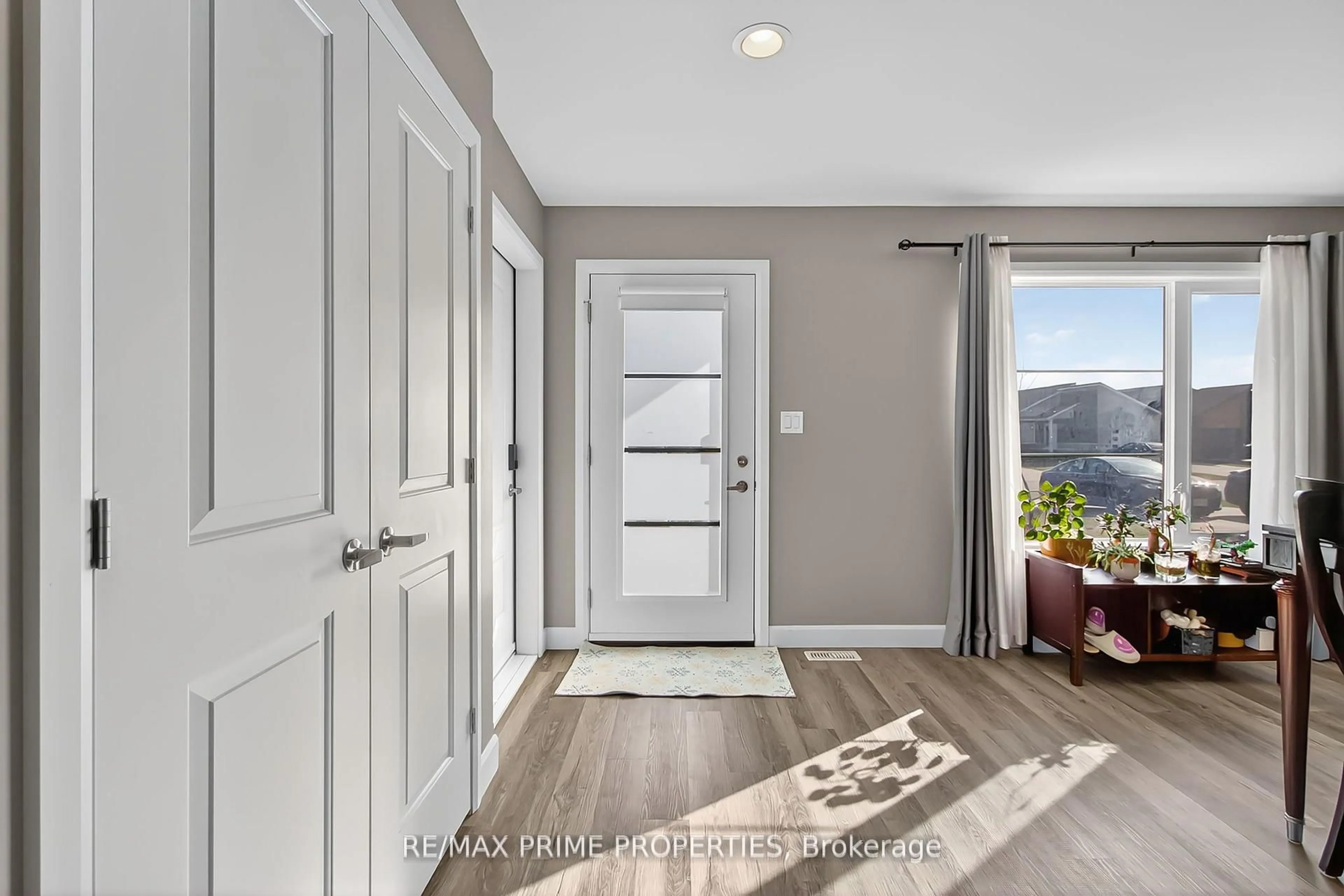 Indoor entryway for 110 Moonstone Cres, Chatham-Kent Ontario N7M 0S2