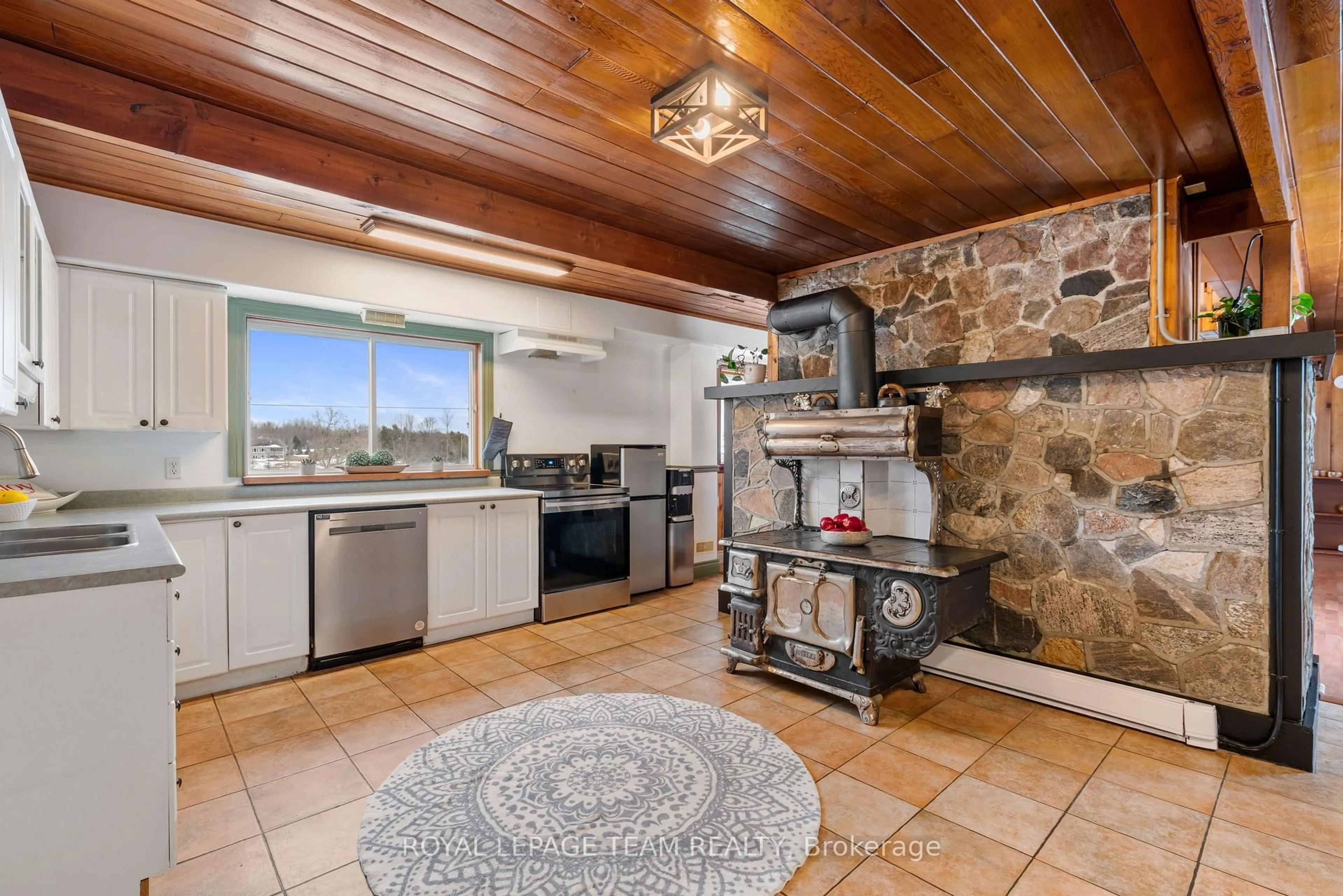 Standard kitchen, ceramic/tile floor for 2305 County Road 18 Rd, North Grenville Ontario K0G 1J0