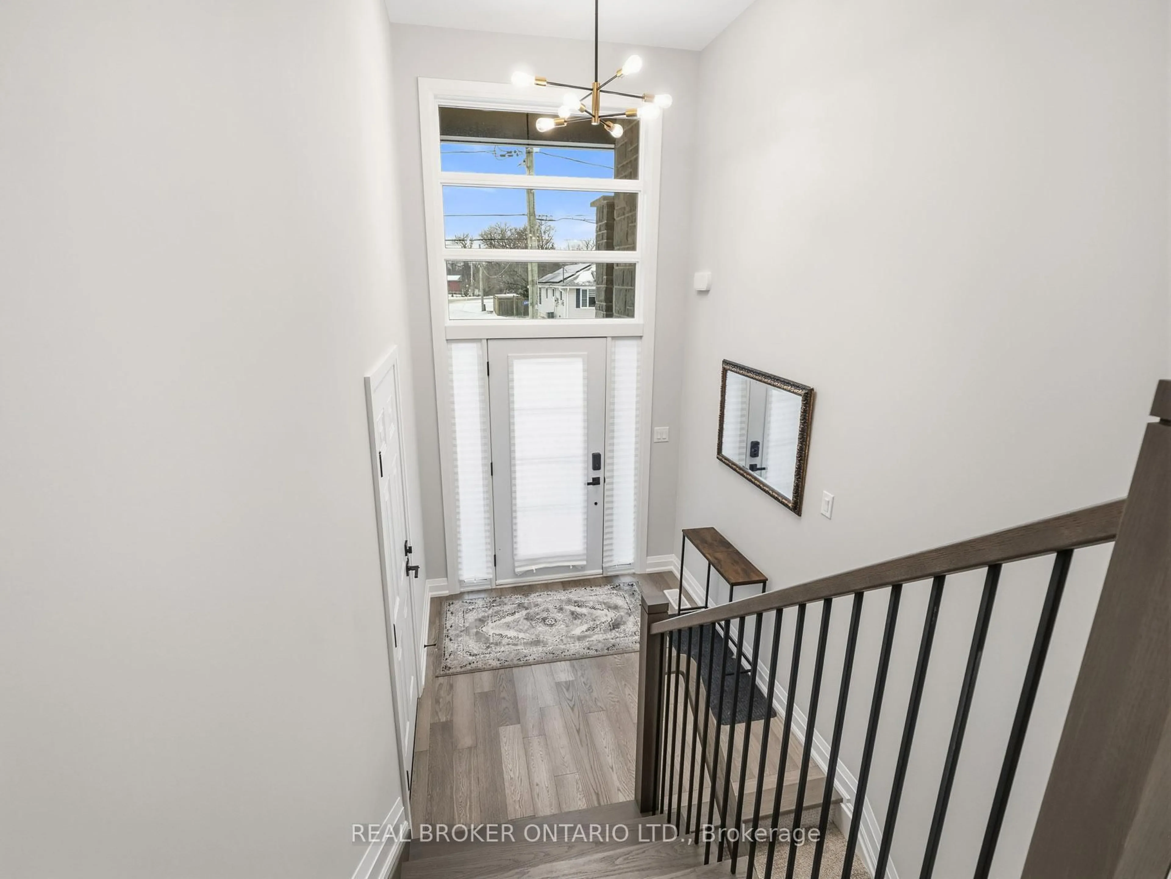 Indoor entryway for 230 KNOLL St, Port Colborne Ontario L3K 5B6