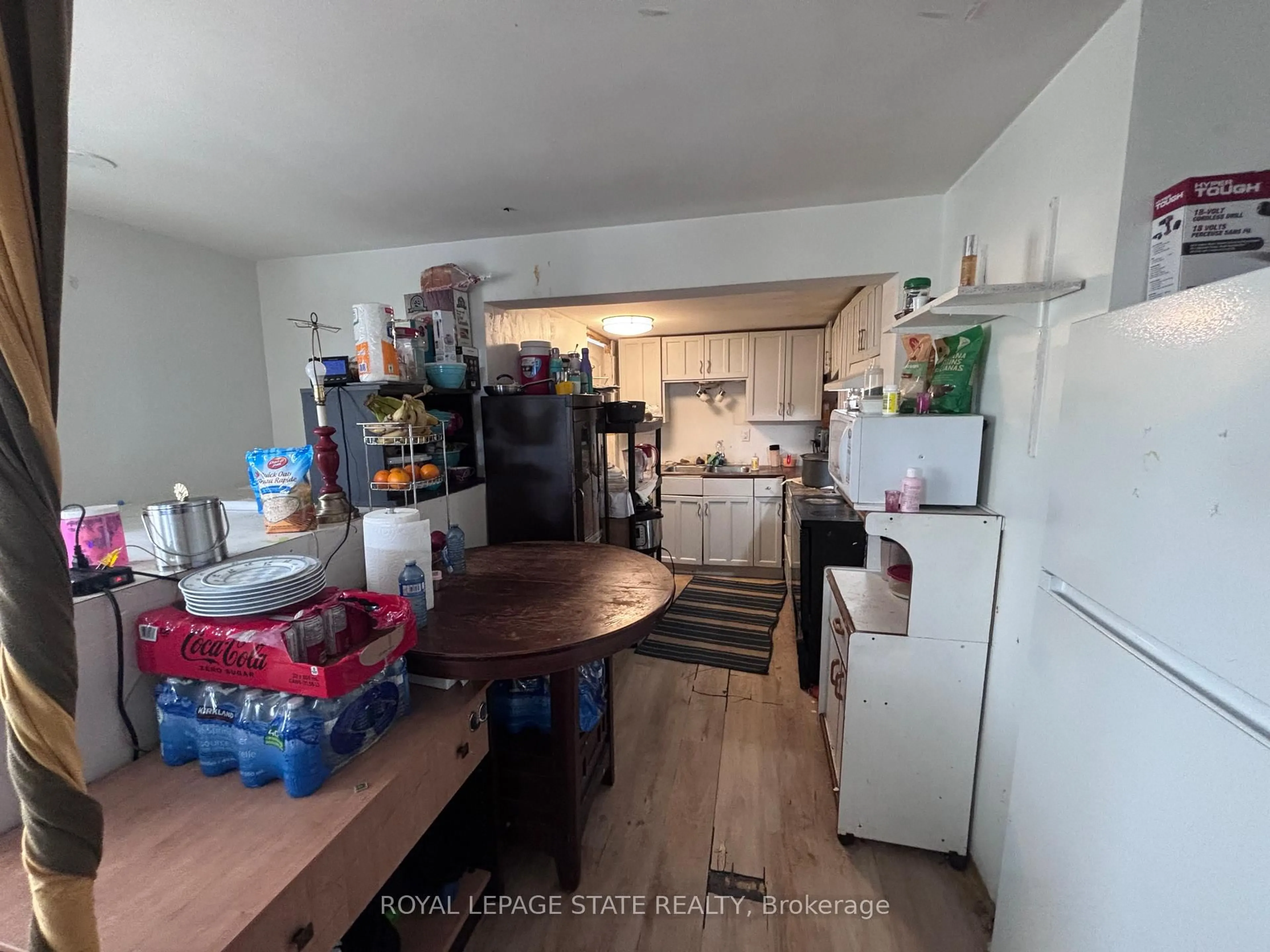 A pic of a room for 6413 Monroe St, Niagara Falls Ontario L2G 2G9