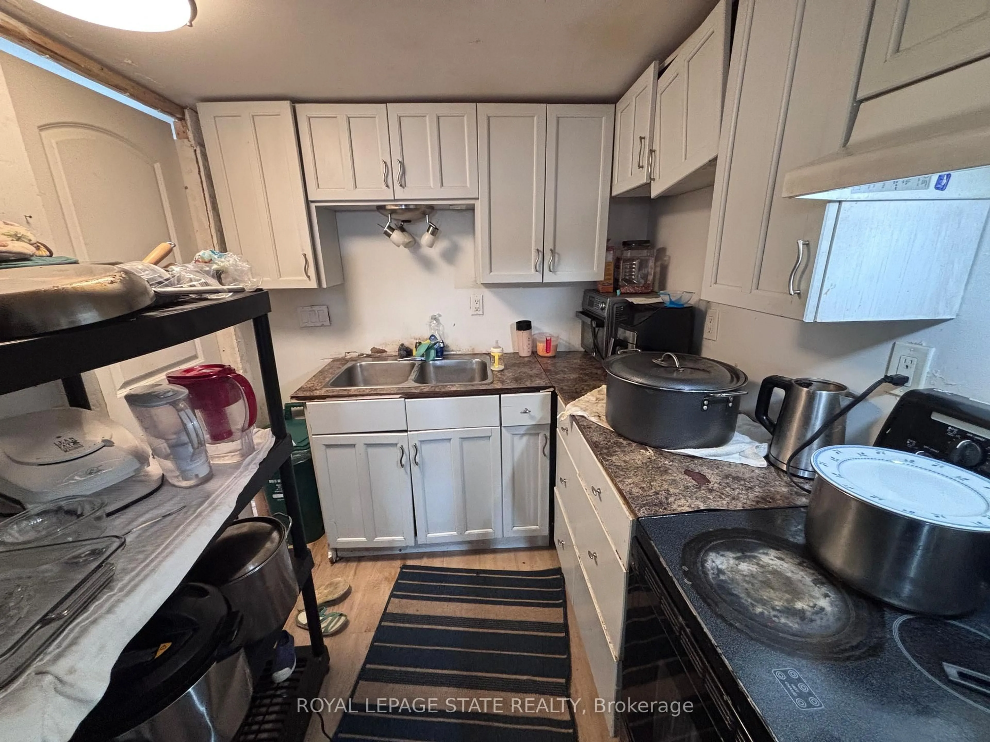 Standard kitchen, unknown for 6413 Monroe St, Niagara Falls Ontario L2G 2G9