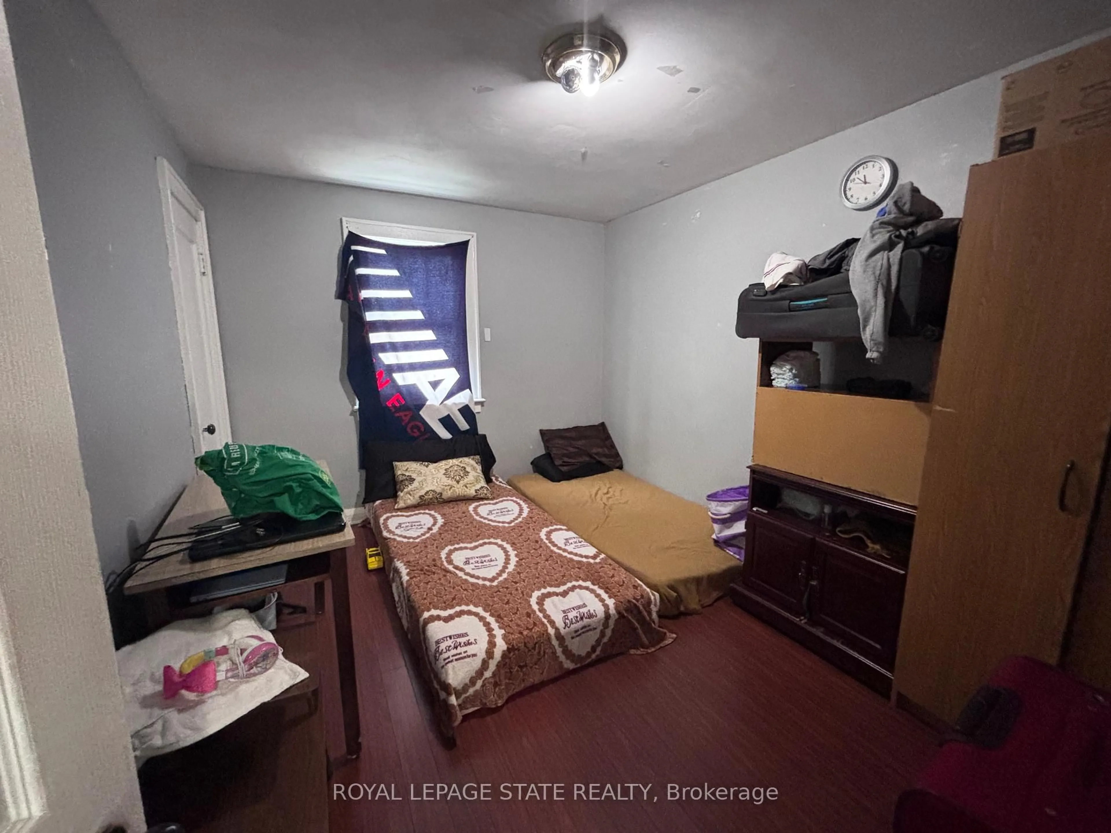 A pic of a room for 6413 Monroe St, Niagara Falls Ontario L2G 2G9