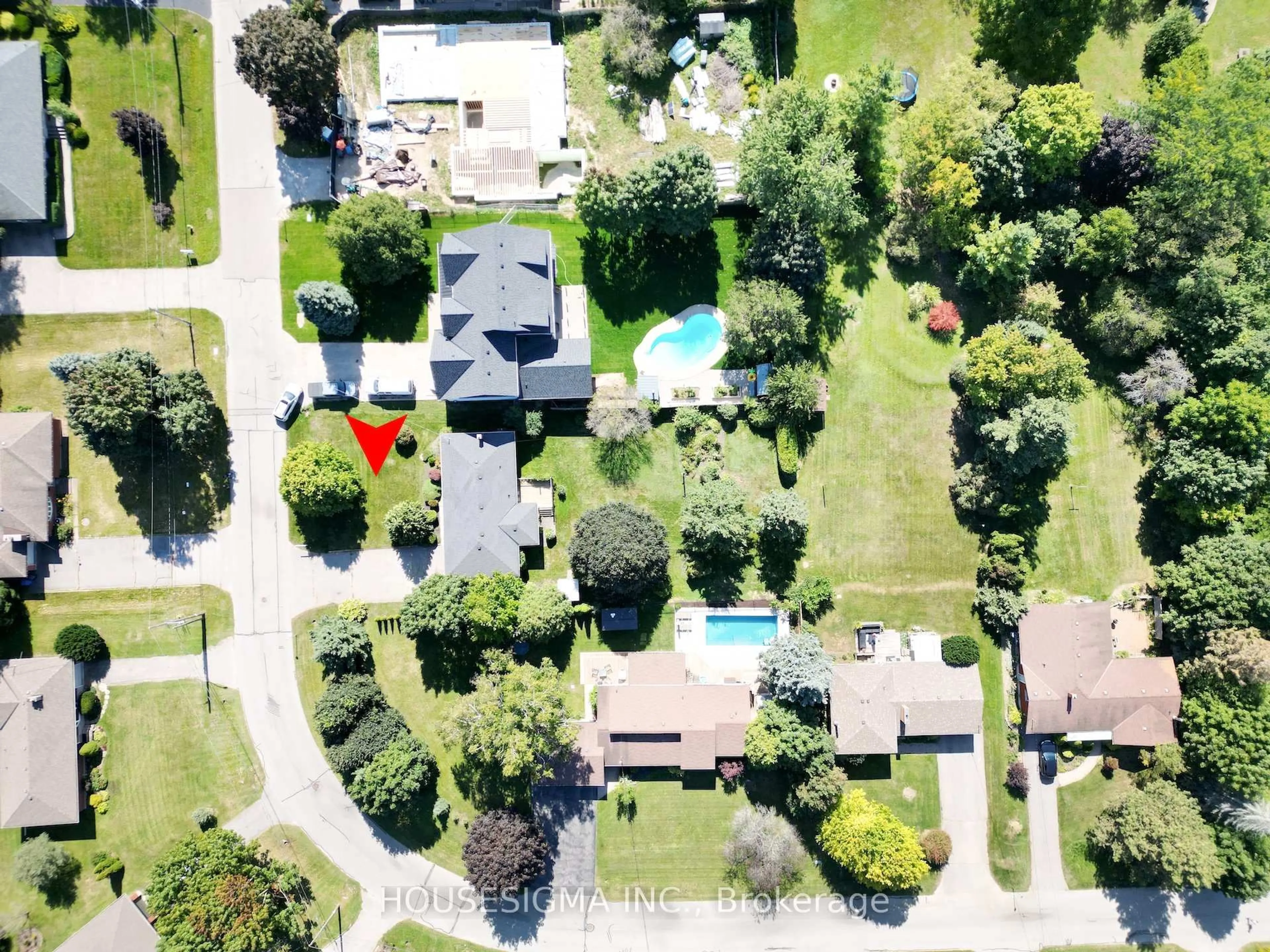 A pic from outside/outdoor area/front of a property/back of a property/a pic from drone, street for 33 Ridgeway Ave, Guelph Ontario N1L 1G9