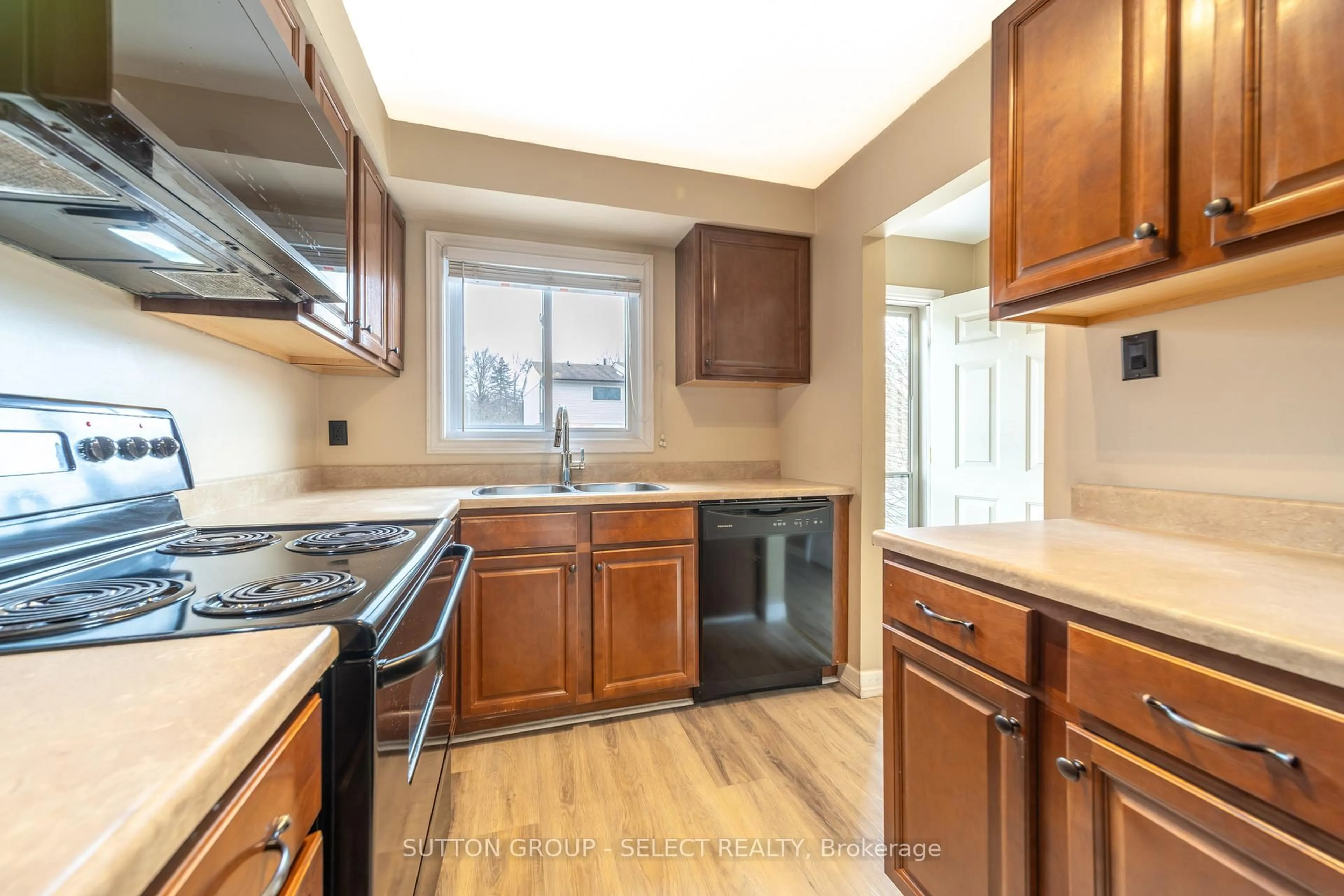 Standard kitchen, unknown for 1328 Commissioners Rd #88, London South Ontario N6K 2Y6