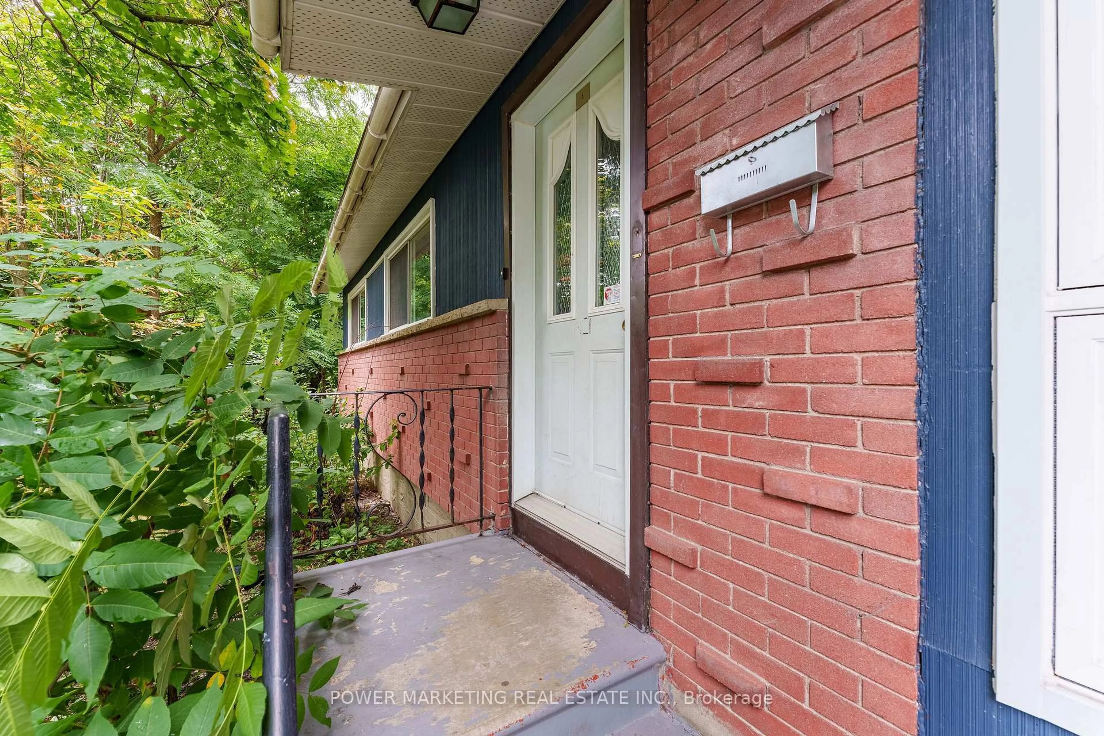 Home with brick exterior material, street for 935 GOREN Ave, Ottawa Ontario K1S 1N4
